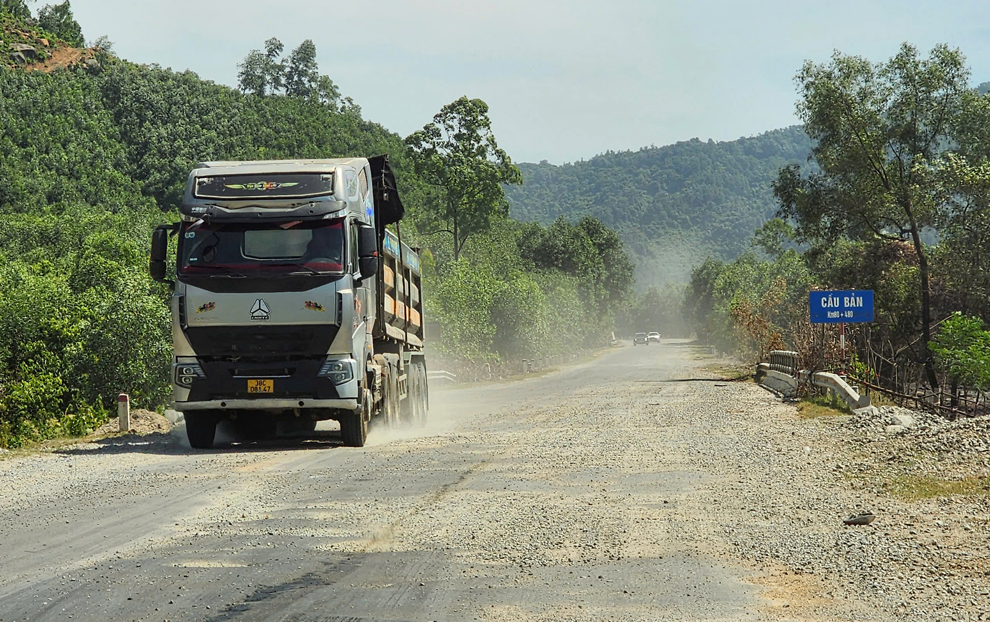 H&agrave; Tĩnh: Đường ngh&igrave;n tỷ ven biển xuống cấp, mất an to&agrave;n- Ảnh 1.
