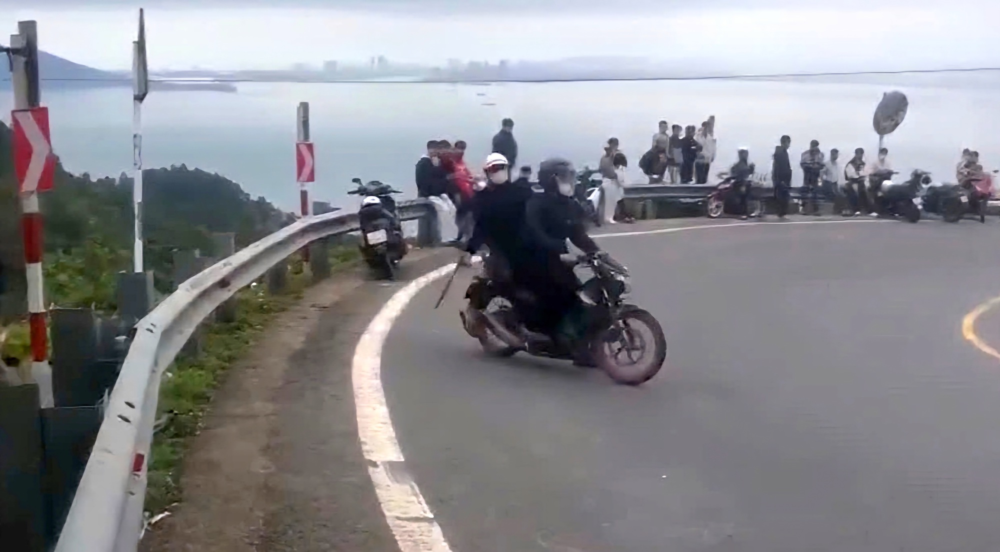 Truy x&eacute;t nh&oacute;m c&ocirc;n đồ mang dao đuổi đ&aacute;nh người tr&ecirc;n đ&egrave;o Hải V&acirc;n- Ảnh 1.