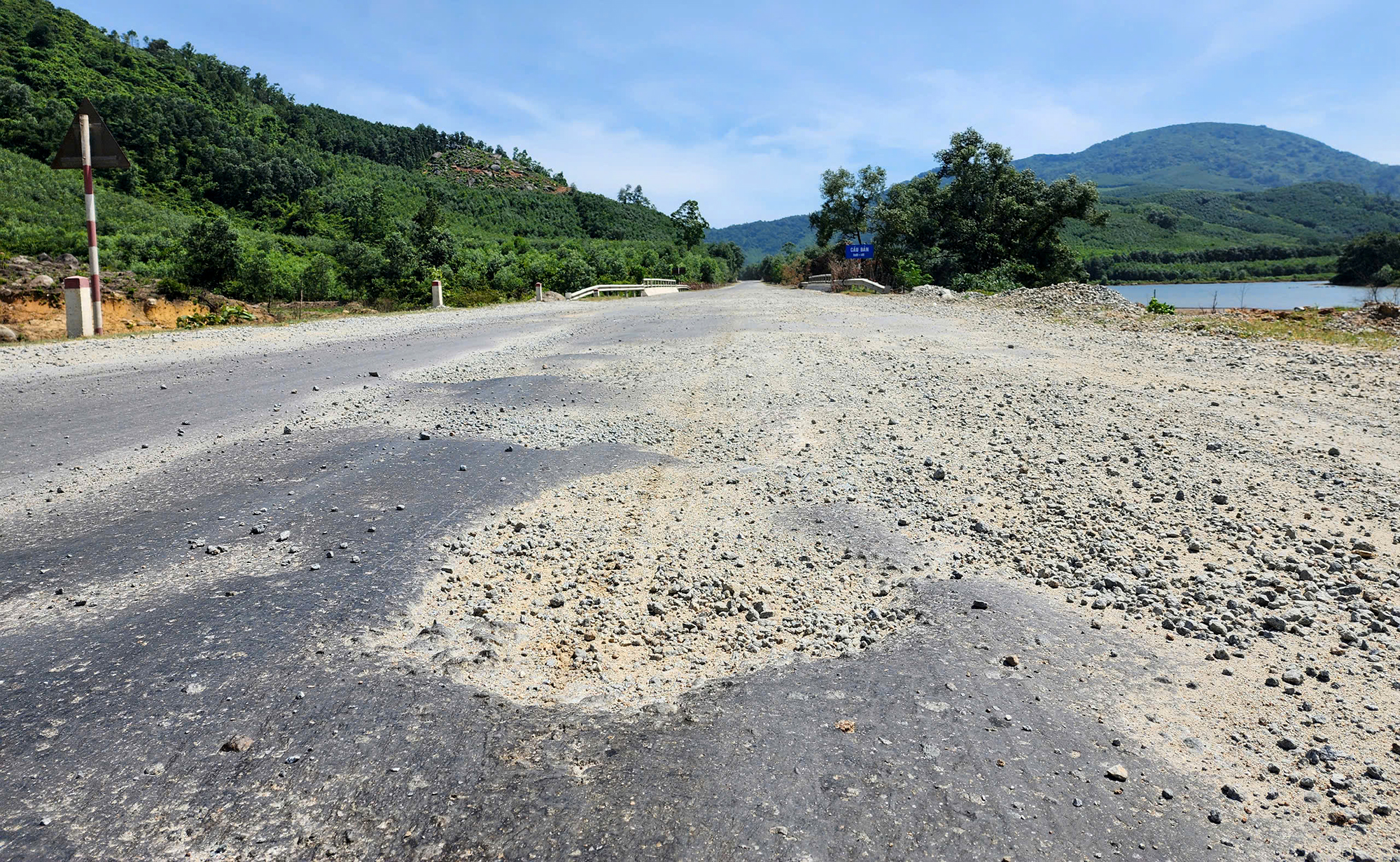 H&agrave; Tĩnh: Đường ngh&igrave;n tỷ ven biển xuống cấp, mất an to&agrave;n- Ảnh 2.