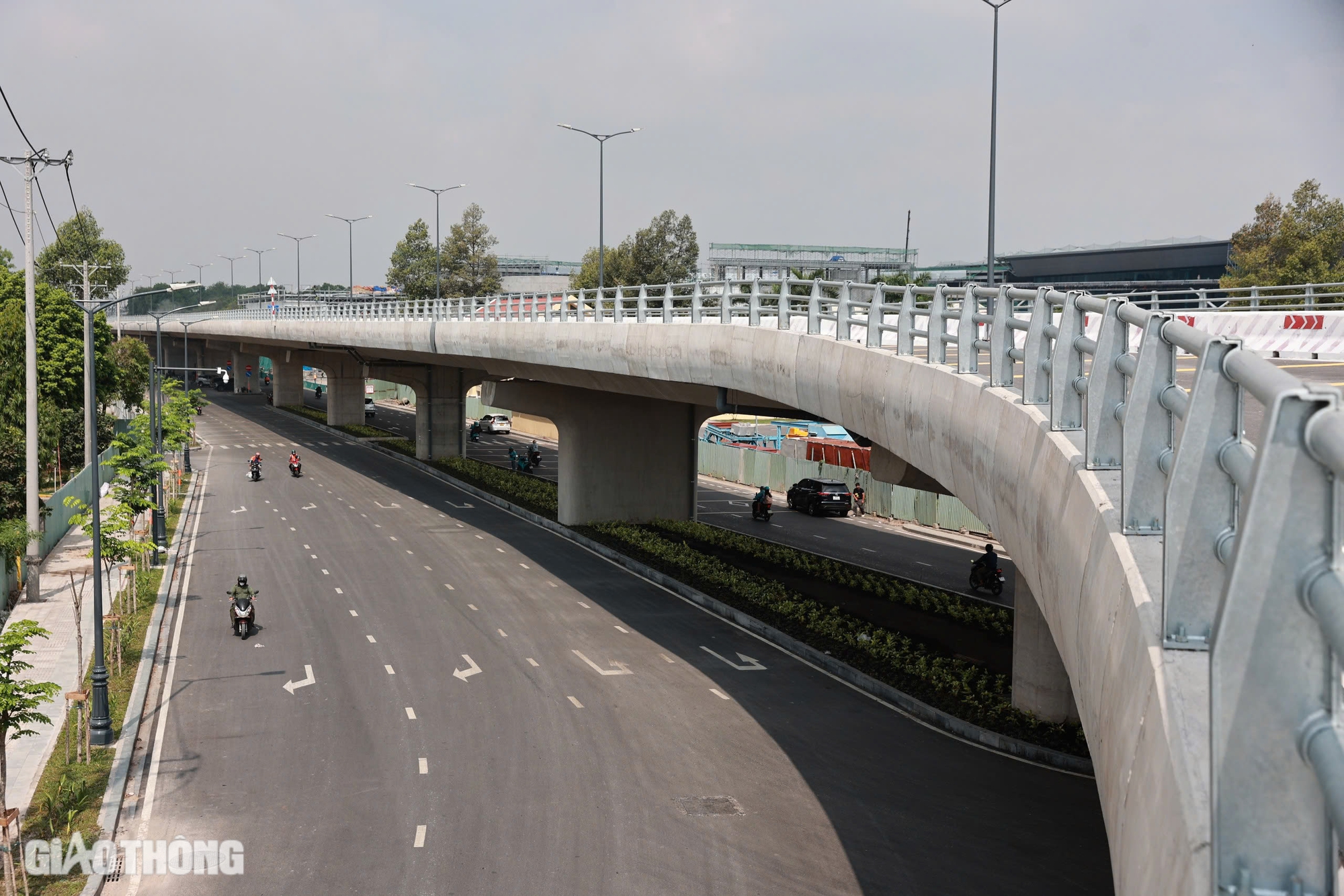 Cận cảnh cầu vượt trước nh&agrave; ga T3 sắp đưa v&agrave;o khai th&aacute;c- Ảnh 2.