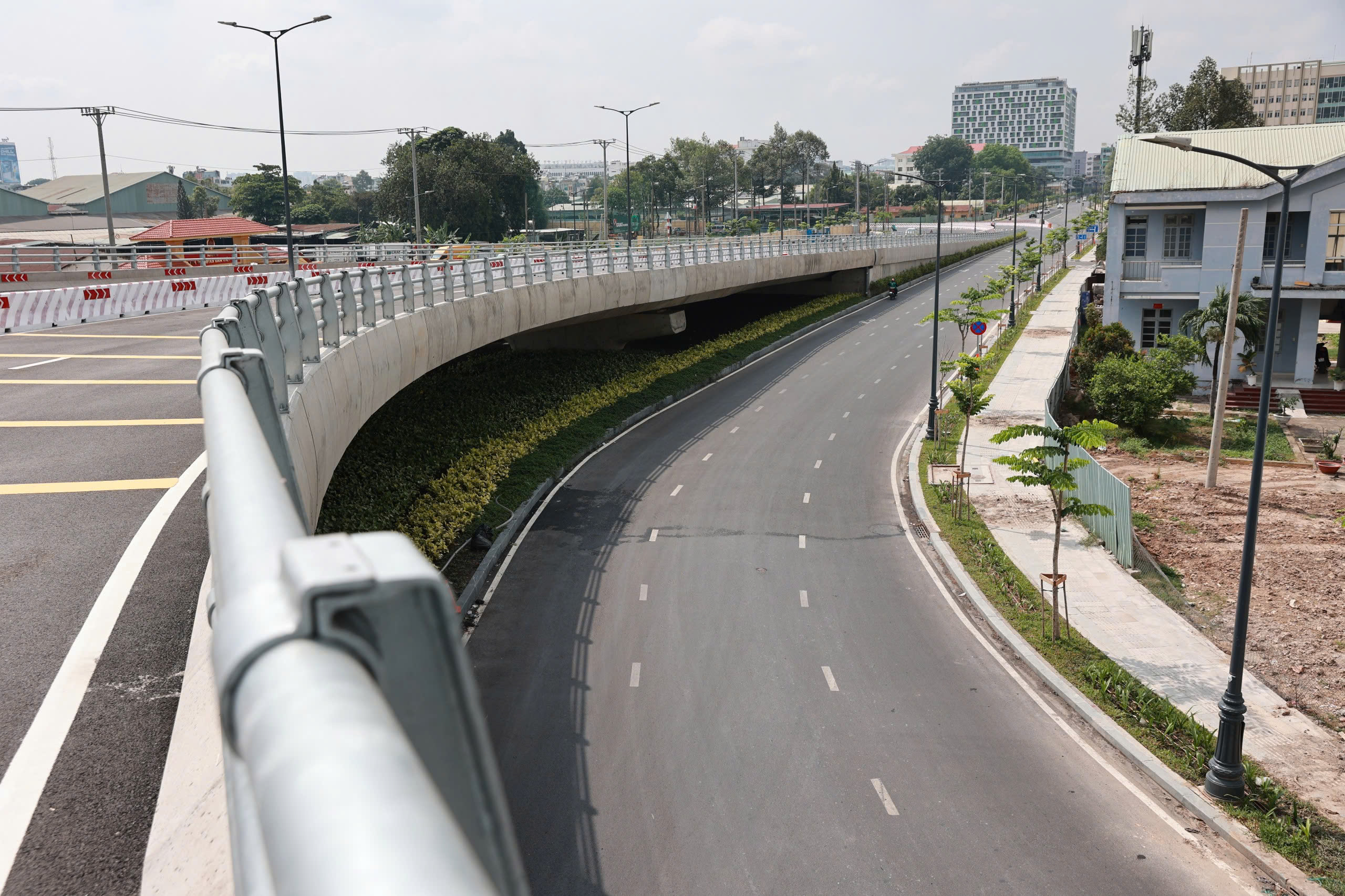 Cận cảnh cầu vượt trước nh&agrave; ga T3 sắp đưa v&agrave;o khai th&aacute;c- Ảnh 8.