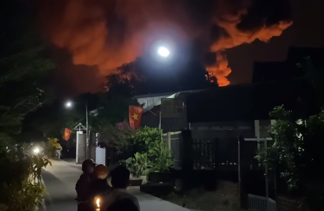 Đồng Nai: Ch&aacute;y dữ dội k&egrave;m nhiều tiếng nổ lớn ở xưởng sơn gần khu d&acirc;n cư - Ảnh 2.