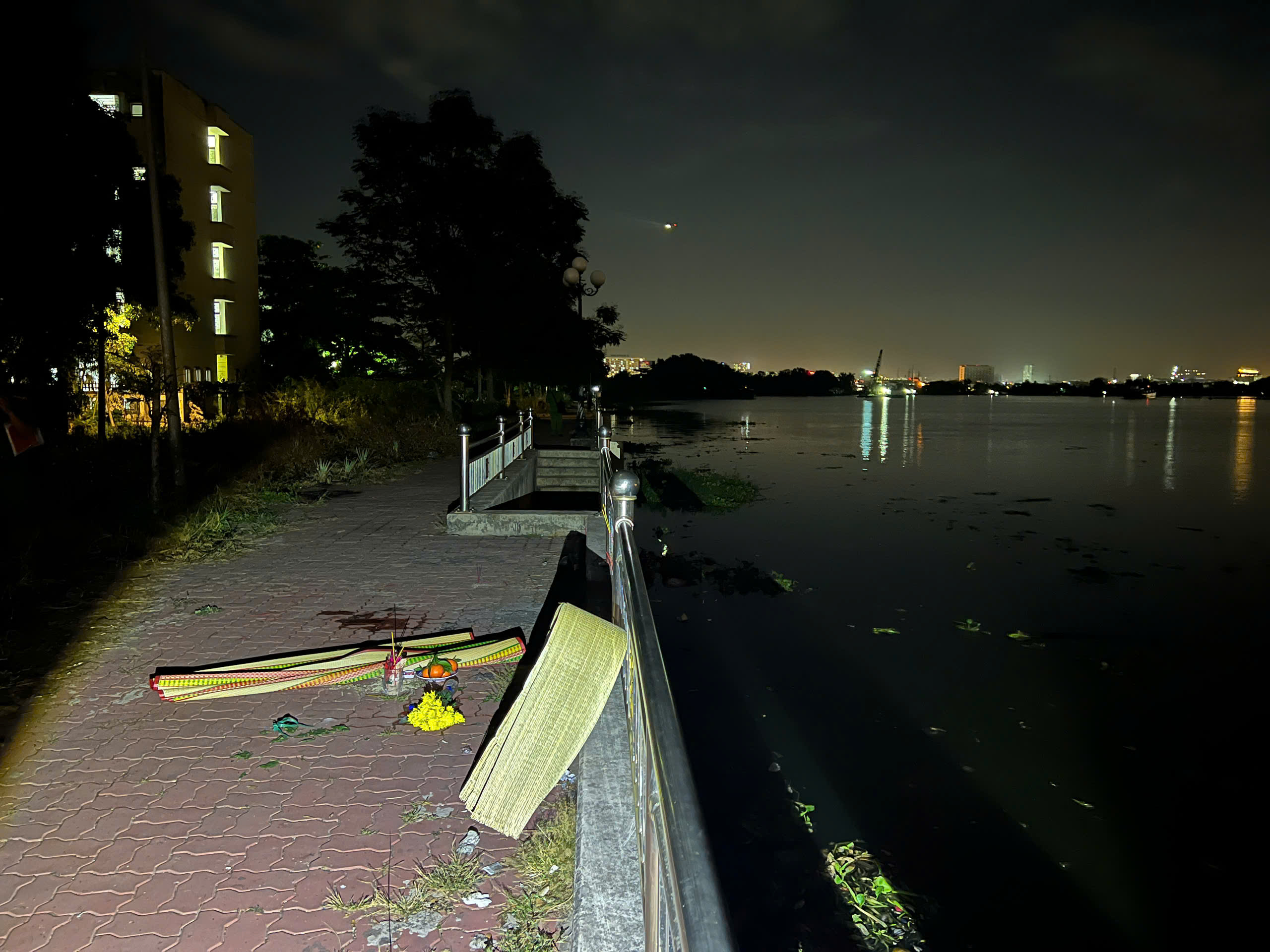 TP.HCM: Rủ nhau ra sông tắm, nam sinh lớp 8 đuối nước thương tâm- Ảnh 1. TP.HCM: Rủ nhau ra sông tắm, nam sinh lớp 8 đuối nước thương tâm- Ảnh 1.