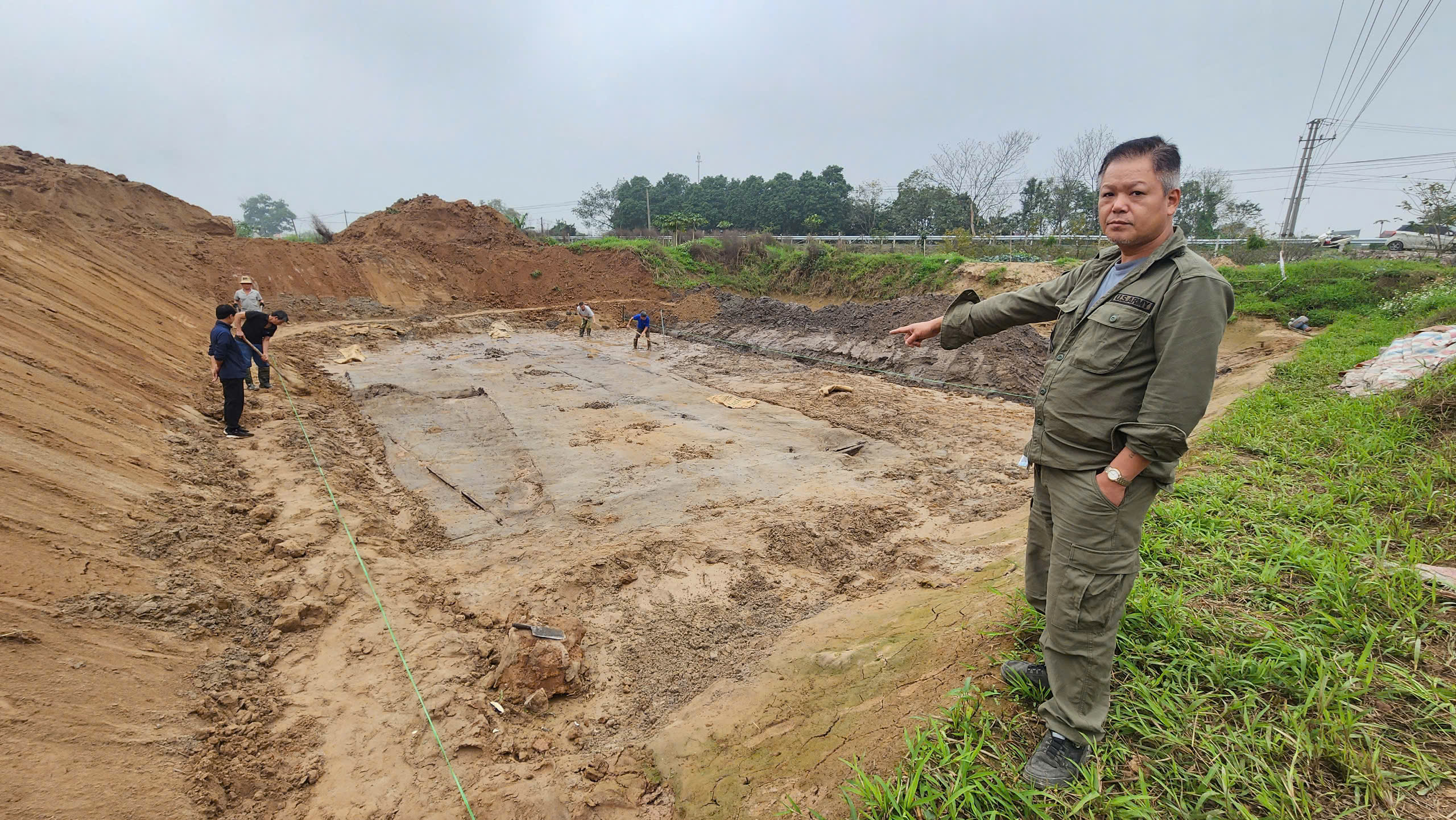 Khai quật 2 thuyền độc mộc cổ ở Bắc Ninh- Ảnh 1.