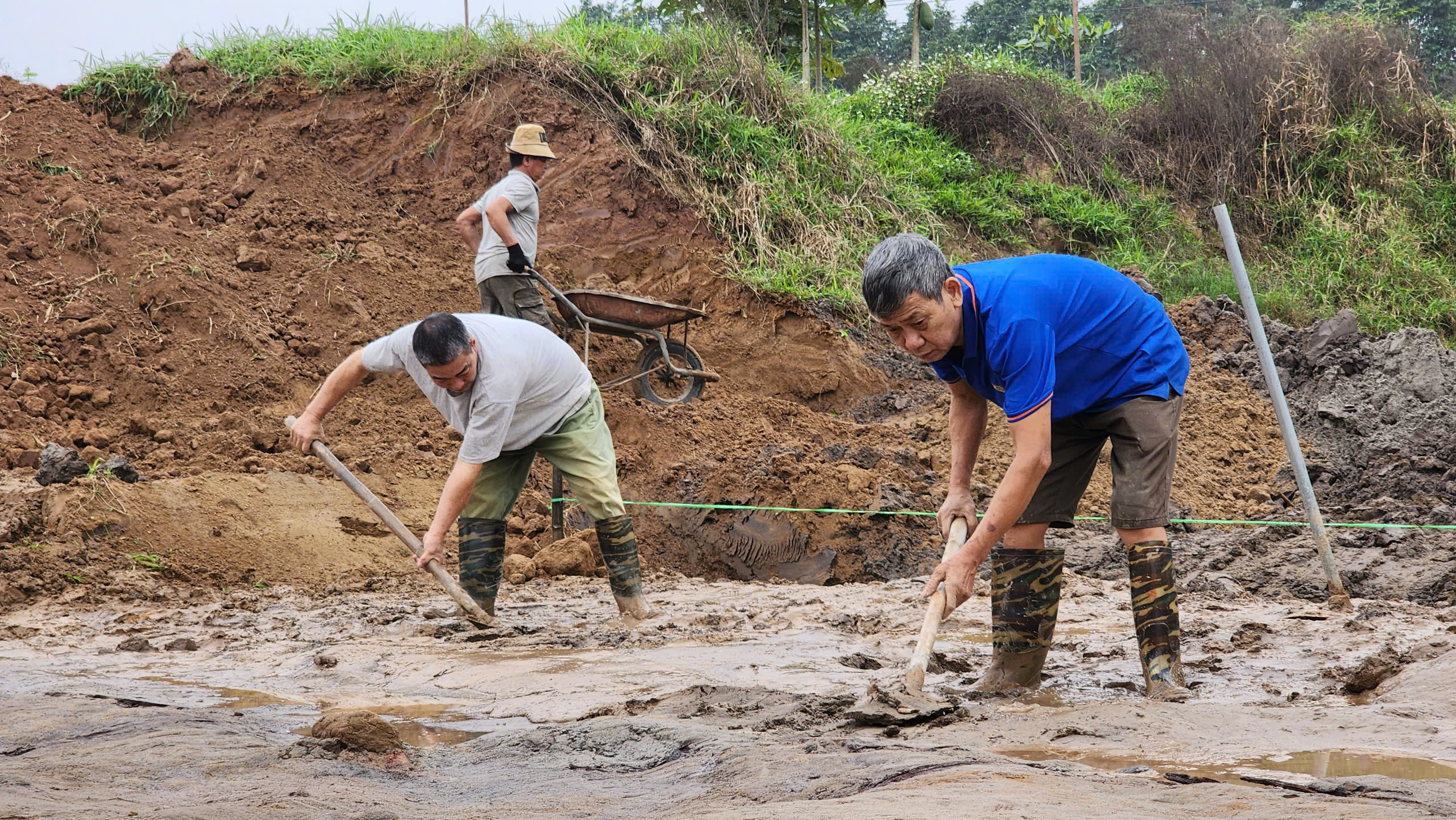 Khai quật 2 thuyền độc mộc cổ ở Bắc Ninh- Ảnh 14.