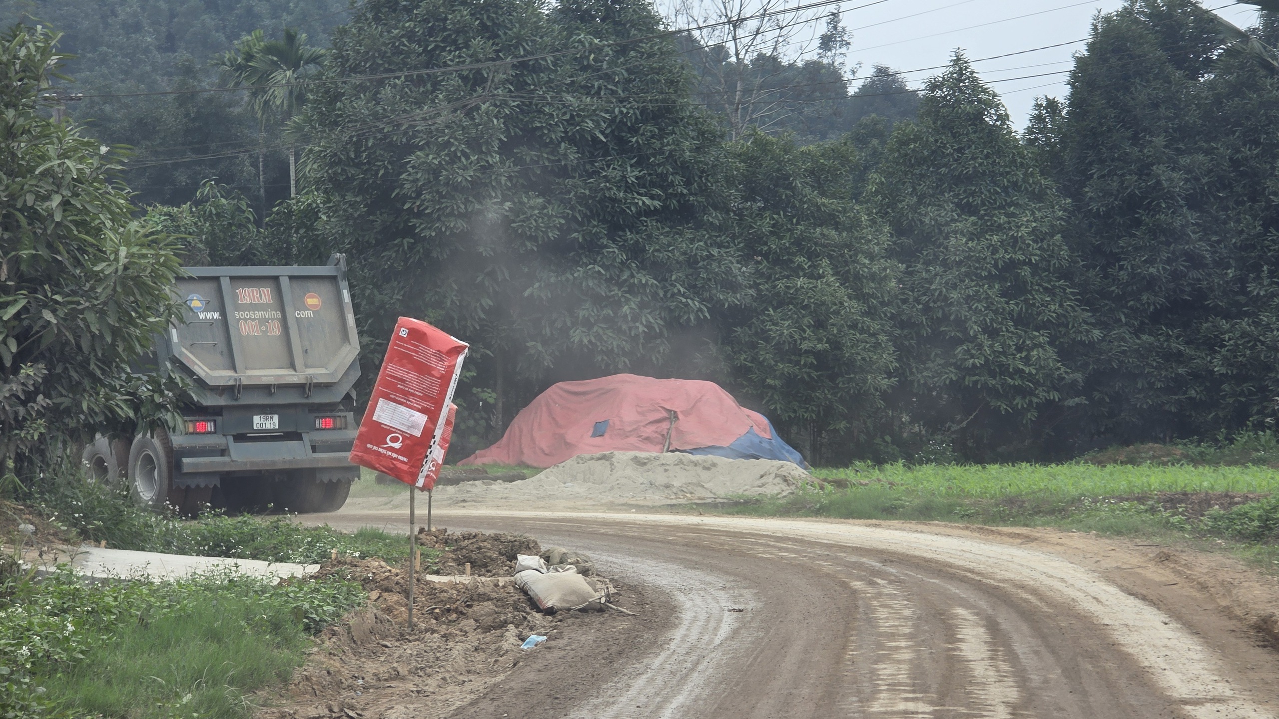 CSGT Yên Bái ngăn xe trọng tải lớn gây mất ATGT đường liên xã- Ảnh 2. CSGT Yên Bái ngăn xe trọng tải lớn gây mất ATGT đường liên xã- Ảnh 2.