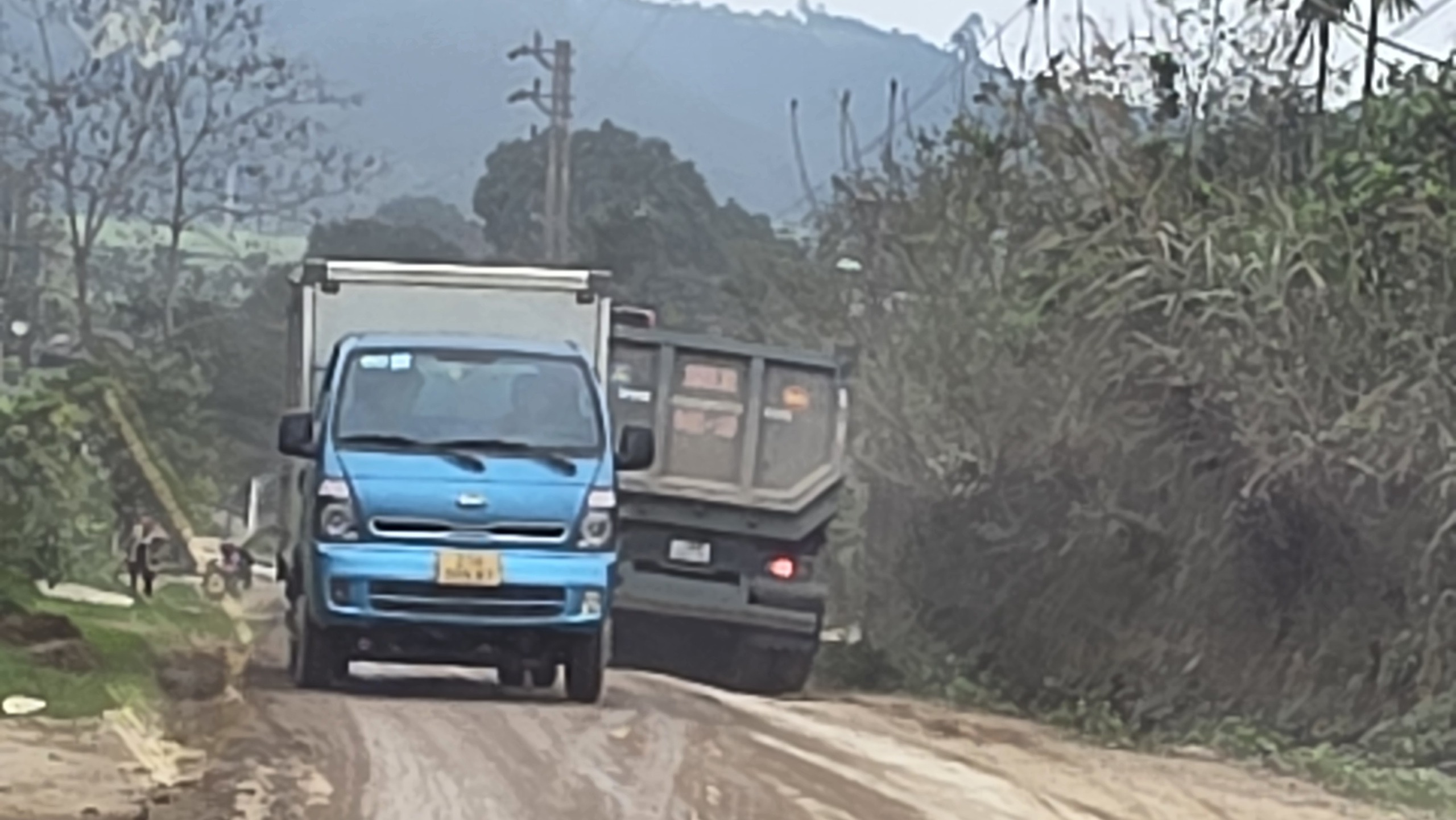 CSGT Yên Bái ngăn xe trọng tải lớn gây mất ATGT đường liên xã- Ảnh 4. CSGT Yên Bái ngăn xe trọng tải lớn gây mất ATGT đường liên xã- Ảnh 4.