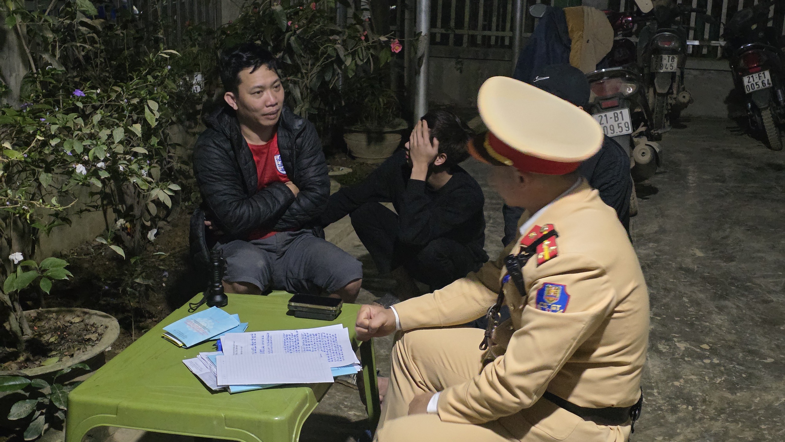 CSGT Yên Bái ngăn xe trọng tải lớn gây mất ATGT đường liên xã- Ảnh 6. CSGT Yên Bái ngăn xe trọng tải lớn gây mất ATGT đường liên xã- Ảnh 6.