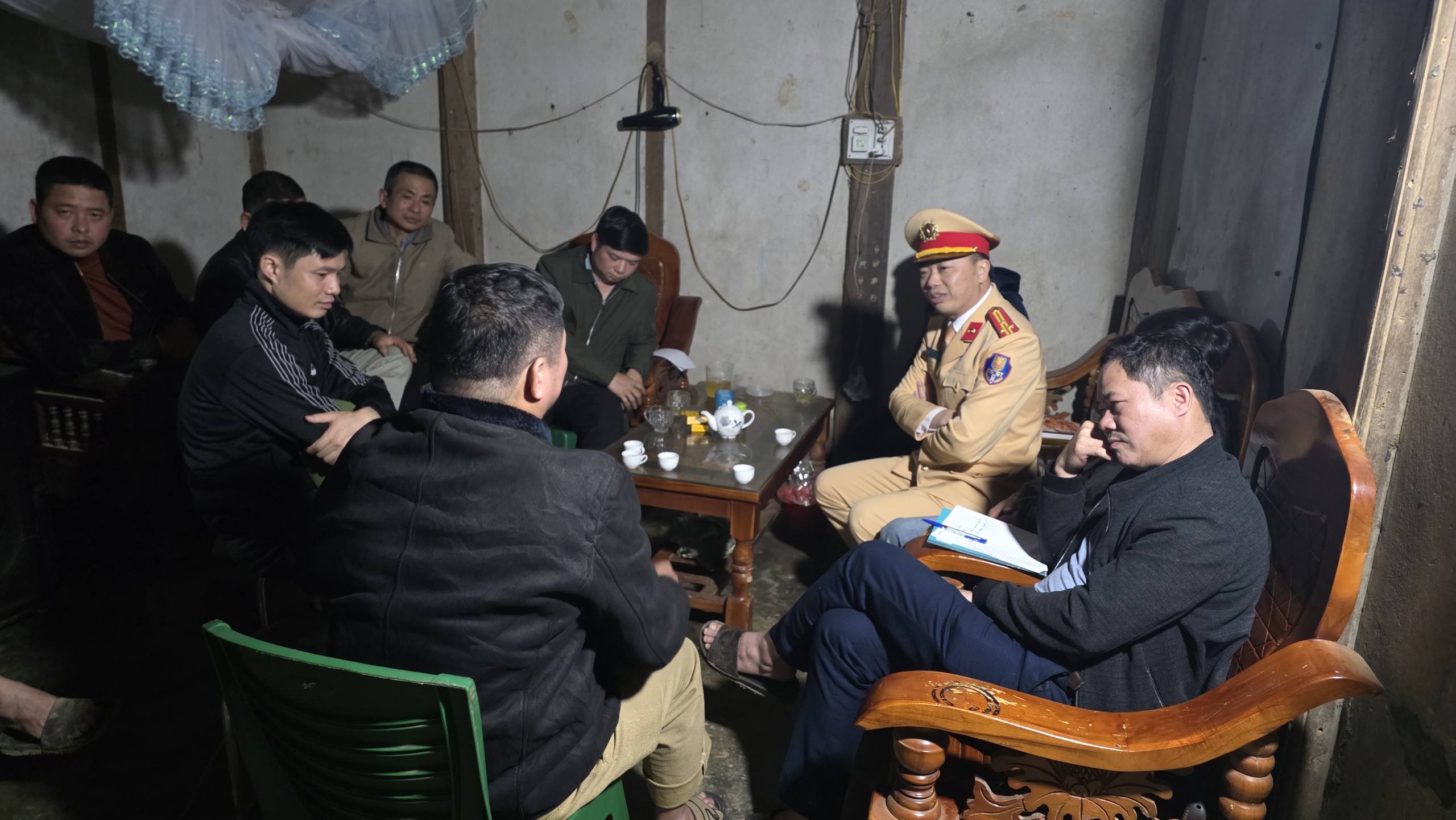 CSGT Yên Bái ngăn xe trọng tải lớn gây mất ATGT đường liên xã- Ảnh 7. CSGT Yên Bái ngăn xe trọng tải lớn gây mất ATGT đường liên xã- Ảnh 7.