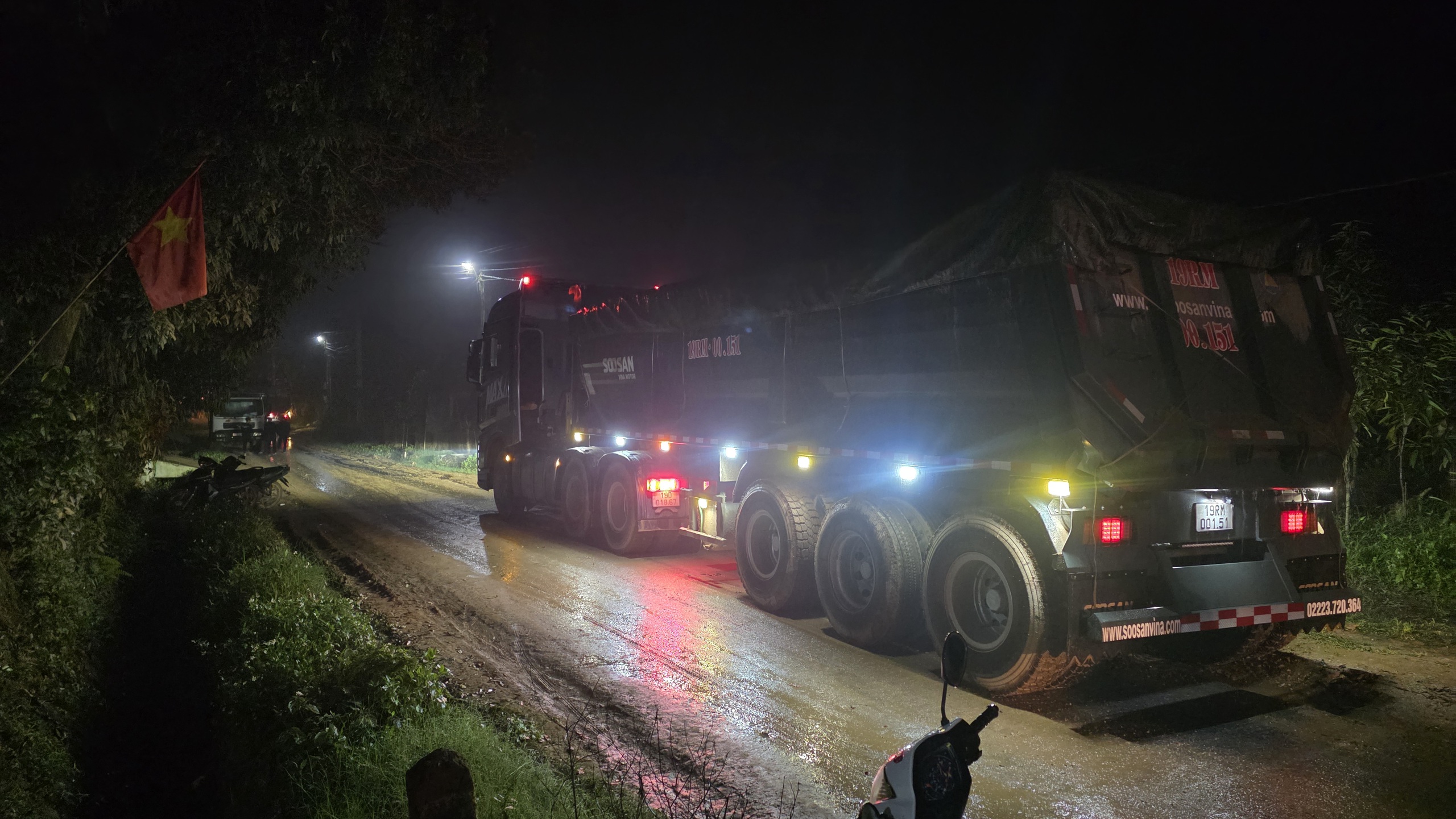 CSGT Yên Bái ngăn xe trọng tải lớn gây mất ATGT đường liên xã- Ảnh 5. CSGT Yên Bái ngăn xe trọng tải lớn gây mất ATGT đường liên xã- Ảnh 5.