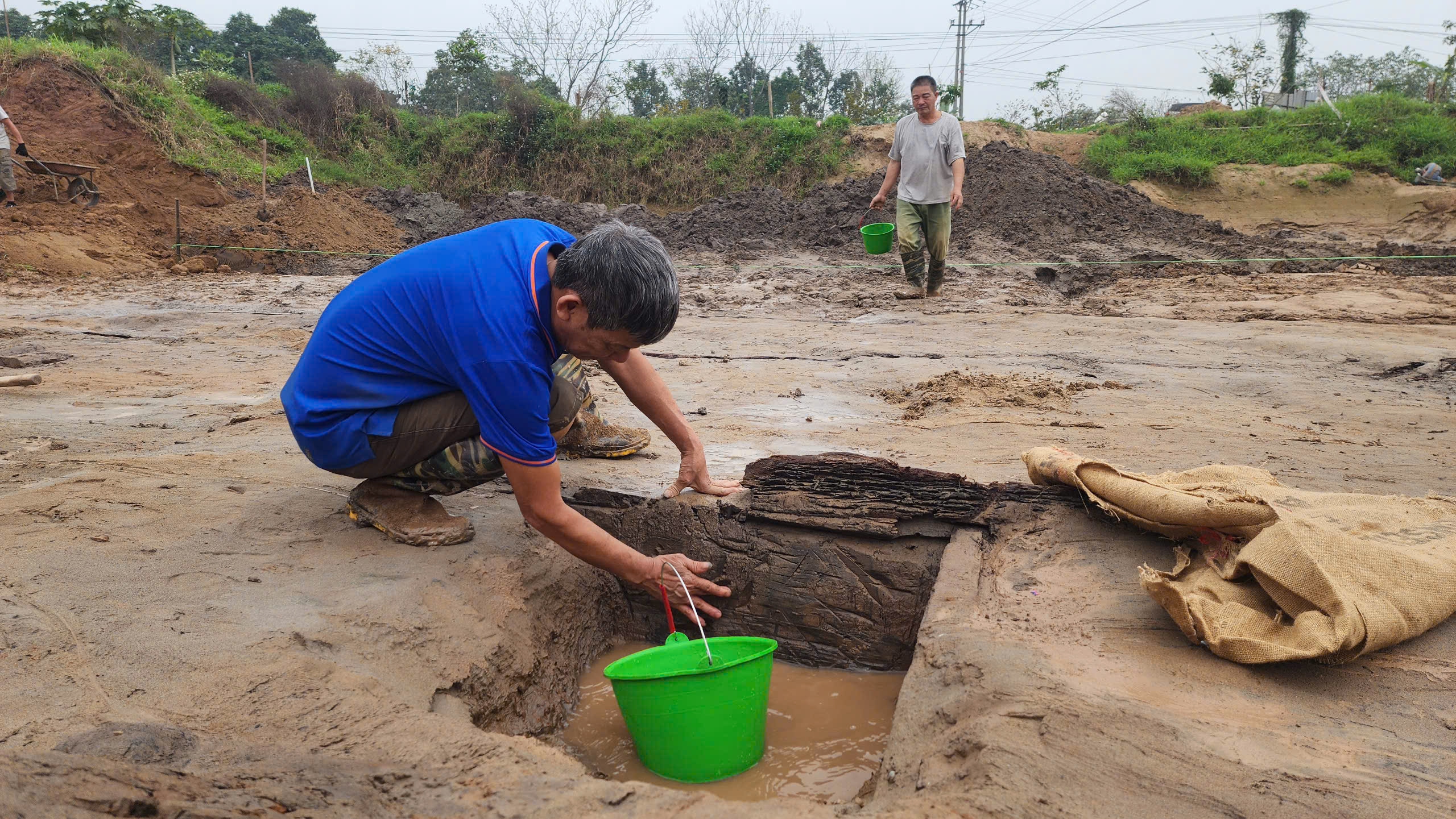 Khai quật 2 thuyền độc mộc cổ ở Bắc Ninh- Ảnh 22.