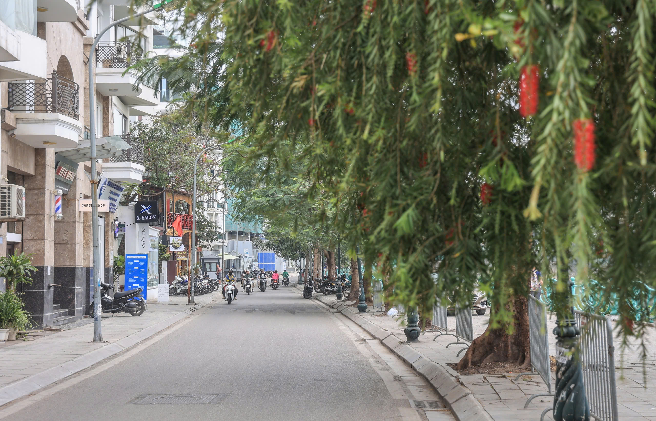 Hiện trạng hai tuyến đường ven Hồ T&acirc;y sắp được mở rộng l&ecirc;n 21m- Ảnh 12.