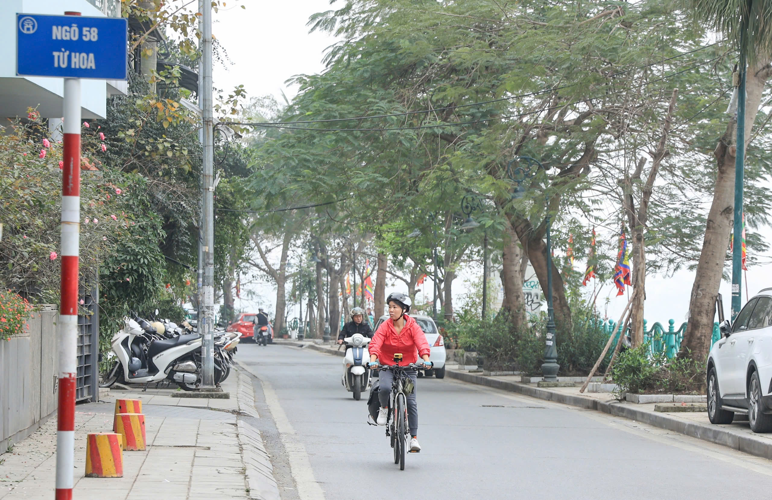 Hiện trạng hai tuyến đường ven Hồ T&acirc;y sắp được mở rộng l&ecirc;n 21m- Ảnh 2.