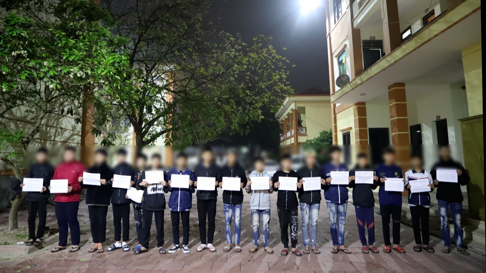 Ch&eacute;m người đi đường để giương oai, 10 đối tượng bị tạm giữ h&igrave;nh sự- Ảnh 1.