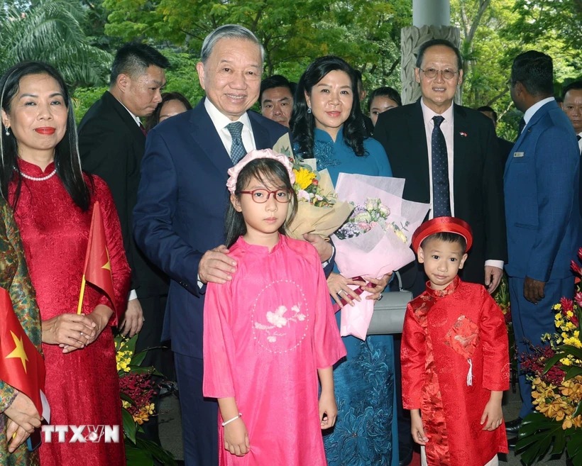 Tổng B&iacute; thư T&ocirc; L&acirc;m v&agrave; phu nh&acirc;n bắt đầu thăm ch&iacute;nh thức Singapore- Ảnh 1.