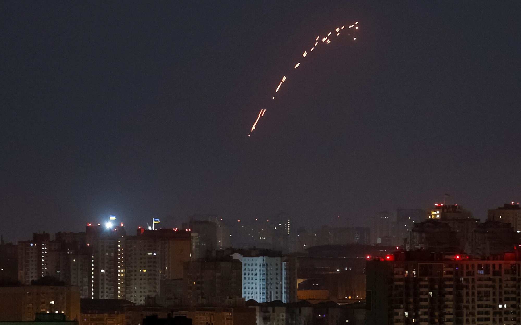 Ukraine mở đợt tập k&iacute;ch UAV lớn nhất v&agrave;o Moscow, h&agrave;ng kh&ocirc;ng v&agrave; đường sắt gi&aacute;n đoạn