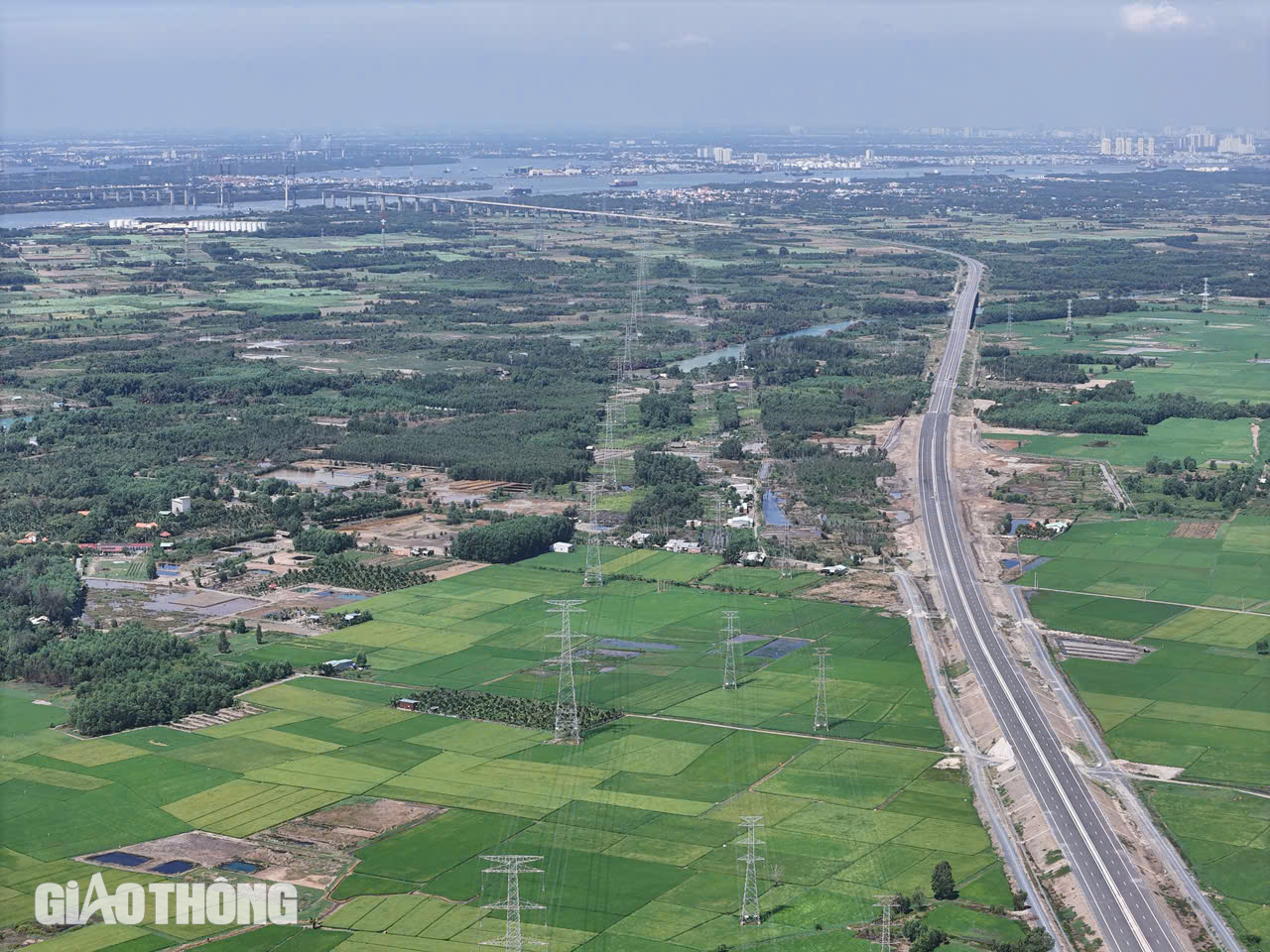 To&agrave;n cảnh nh&aacute;nh ph&iacute;a Đ&ocirc;ng cao tốc Bến Lức - Long Th&agrave;nh sẽ th&ocirc;ng xe dịp 30/4- Ảnh 2.