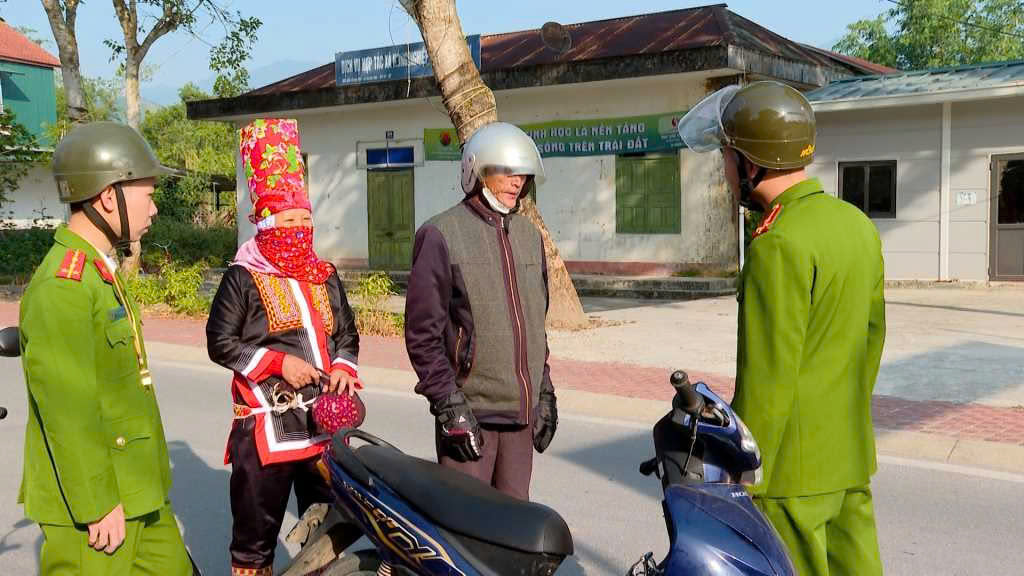 Quảng Ninh: CSGT lập chốt nhiều giờ, kiểm tra h&agrave;ng ngh&igrave;n xe kh&ocirc;ng ph&aacute;t hiện vi phạm- Ảnh 3.