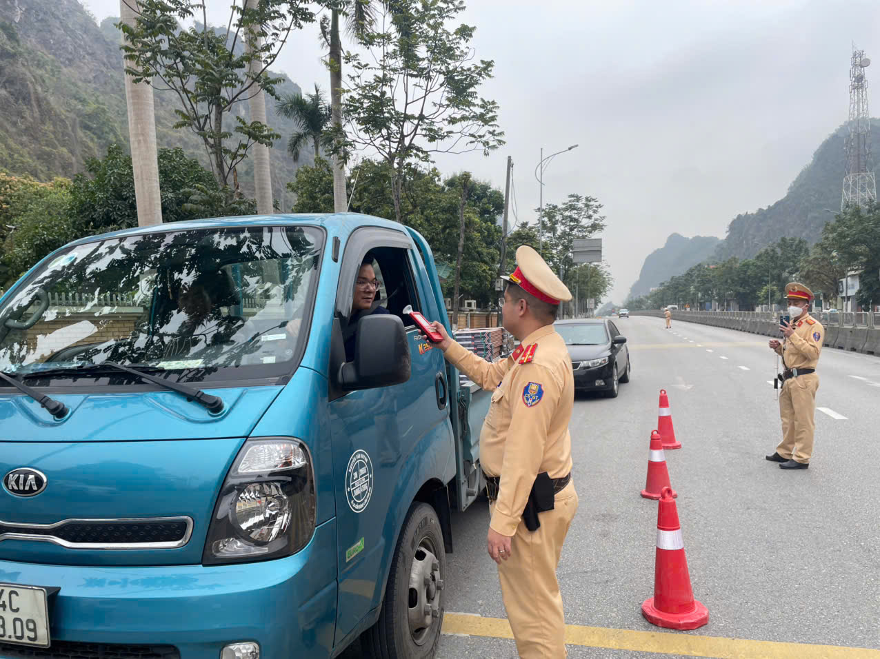 Quảng Ninh: CSGT lập chốt nhiều giờ, kiểm tra h&agrave;ng ngh&igrave;n xe kh&ocirc;ng ph&aacute;t hiện vi phạm- Ảnh 1.