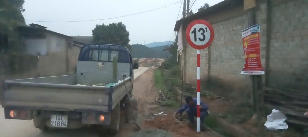 CSGT Yên Bái ngăn xe trọng tải lớn gây mất ATGT đường liên xã- Ảnh 8. CSGT Yên Bái ngăn xe trọng tải lớn gây mất ATGT đường liên xã- Ảnh 8.