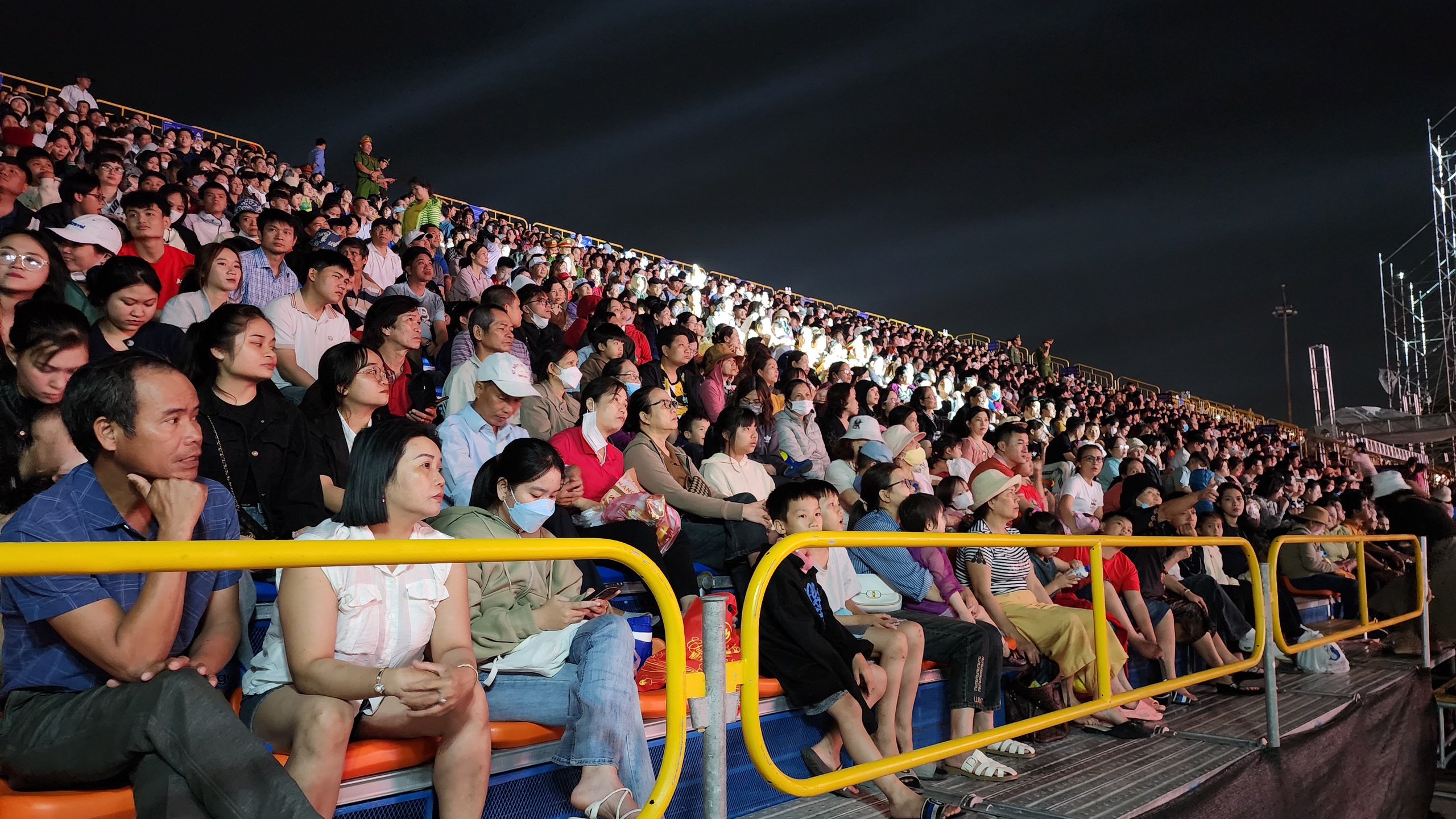 Quảng Ng&atilde;i đ&oacute;n nhận Hu&acirc;n chương Lao động hạng Nhất- Ảnh 7.