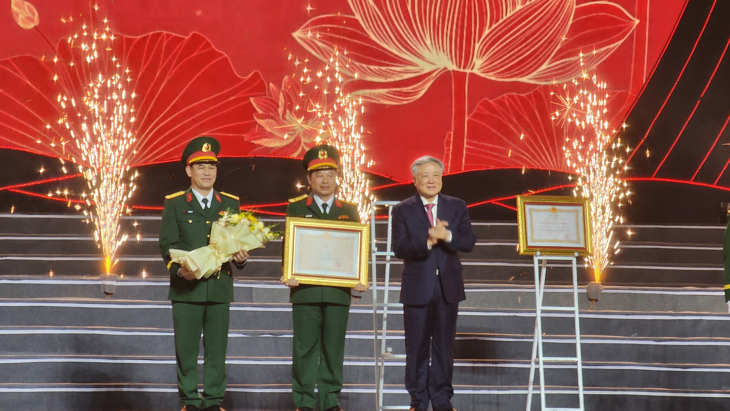 Quảng Ng&atilde;i đ&oacute;n nhận Hu&acirc;n chương Lao động hạng Nhất- Ảnh 10.