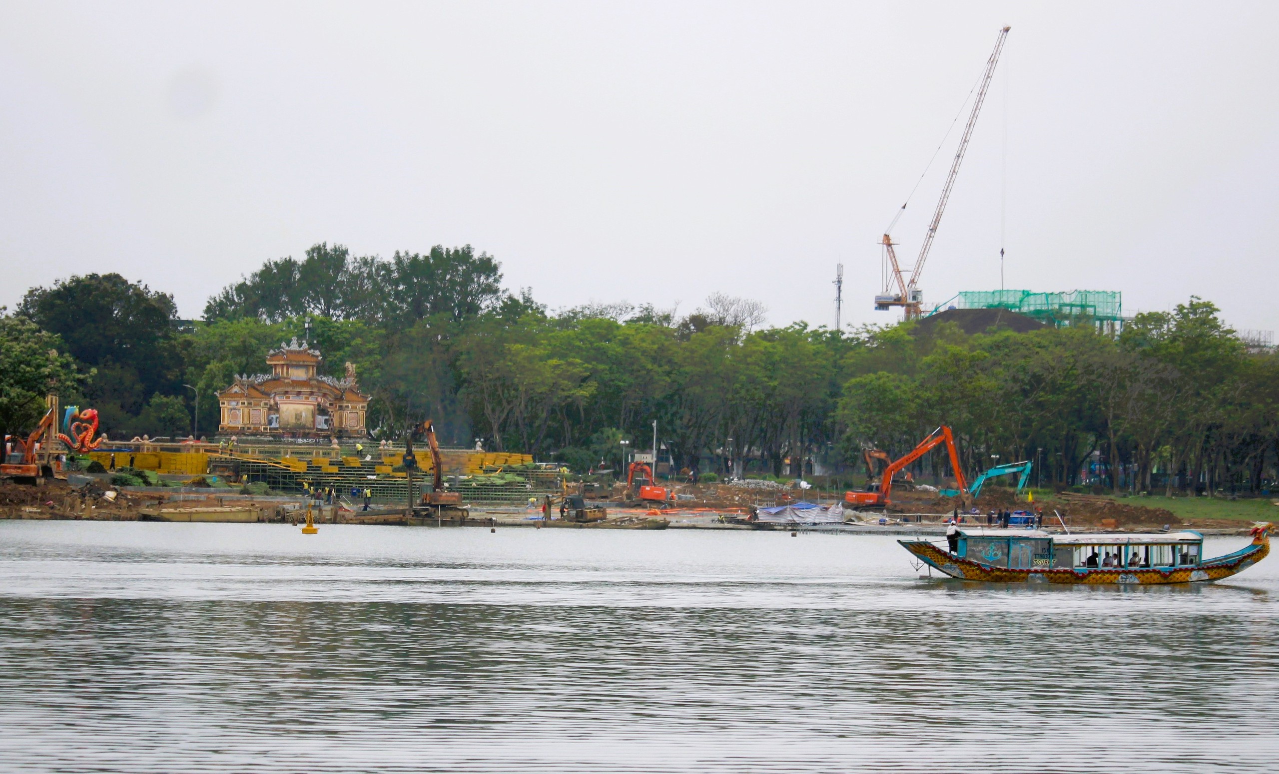 Gấp r&uacute;t thi c&ocirc;ng s&acirc;n khấu nổi tr&ecirc;n s&ocirc;ng phục vụ khai mạc Năm Du lịch quốc gia 2025- Ảnh 14.