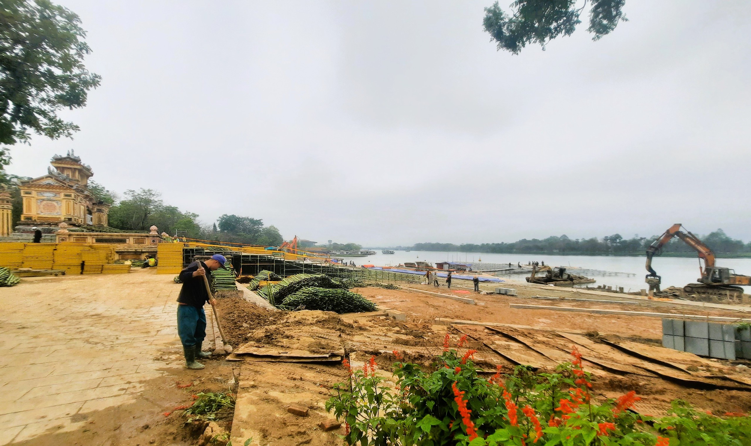 Gấp r&uacute;t thi c&ocirc;ng s&acirc;n khấu nổi tr&ecirc;n s&ocirc;ng phục vụ khai mạc Năm Du lịch quốc gia 2025- Ảnh 12.