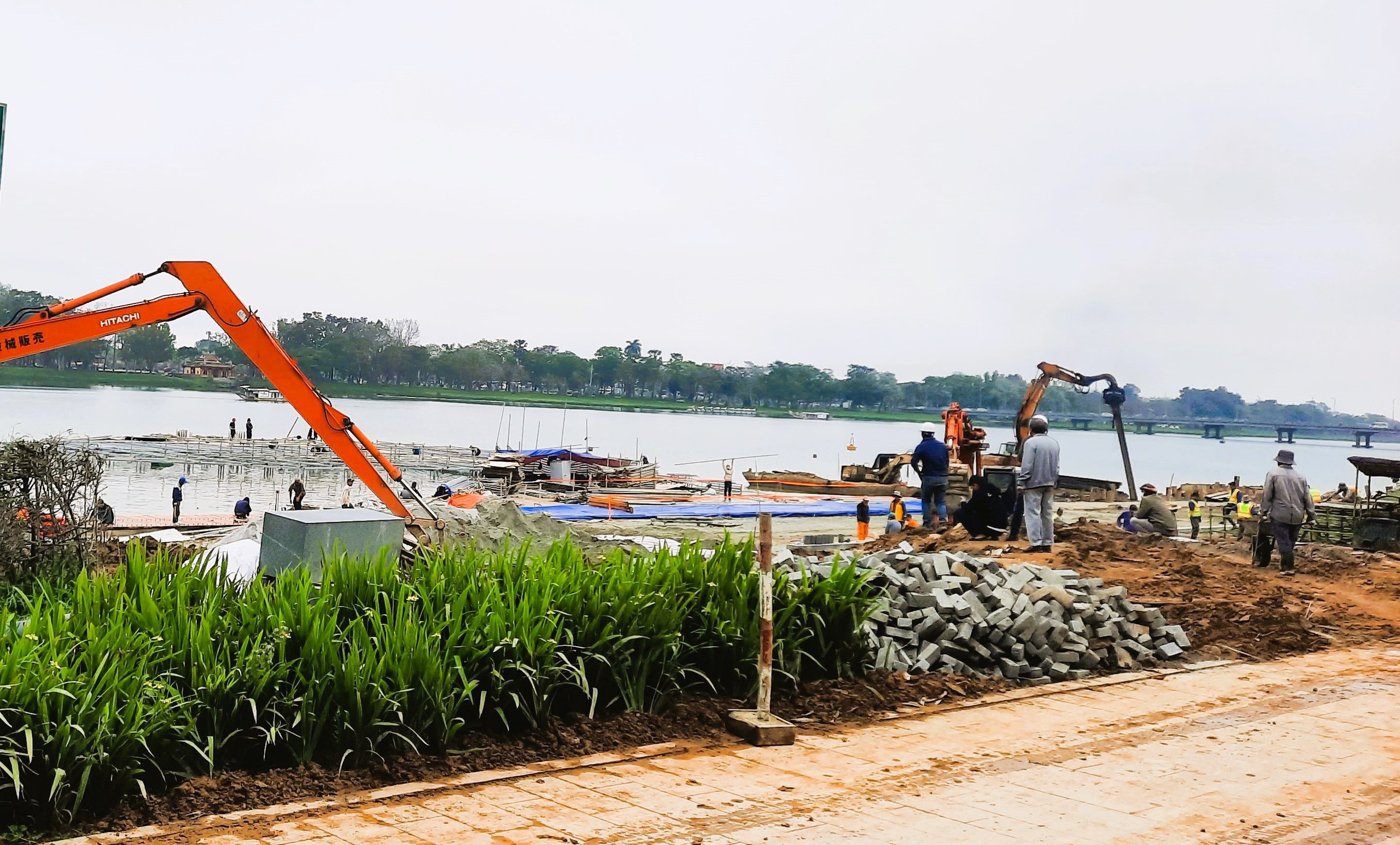 Gấp r&uacute;t thi c&ocirc;ng s&acirc;n khấu nổi tr&ecirc;n s&ocirc;ng phục vụ khai mạc Năm Du lịch quốc gia 2025- Ảnh 13.