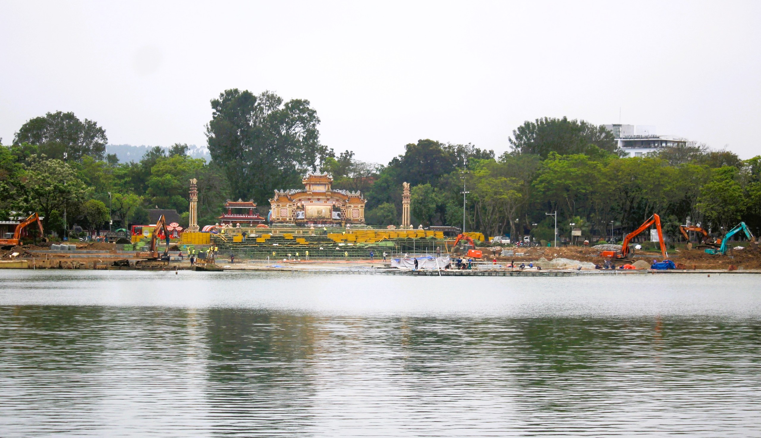 Gấp r&uacute;t thi c&ocirc;ng s&acirc;n khấu nổi tr&ecirc;n s&ocirc;ng phục vụ khai mạc Năm Du lịch quốc gia 2025- Ảnh 1.