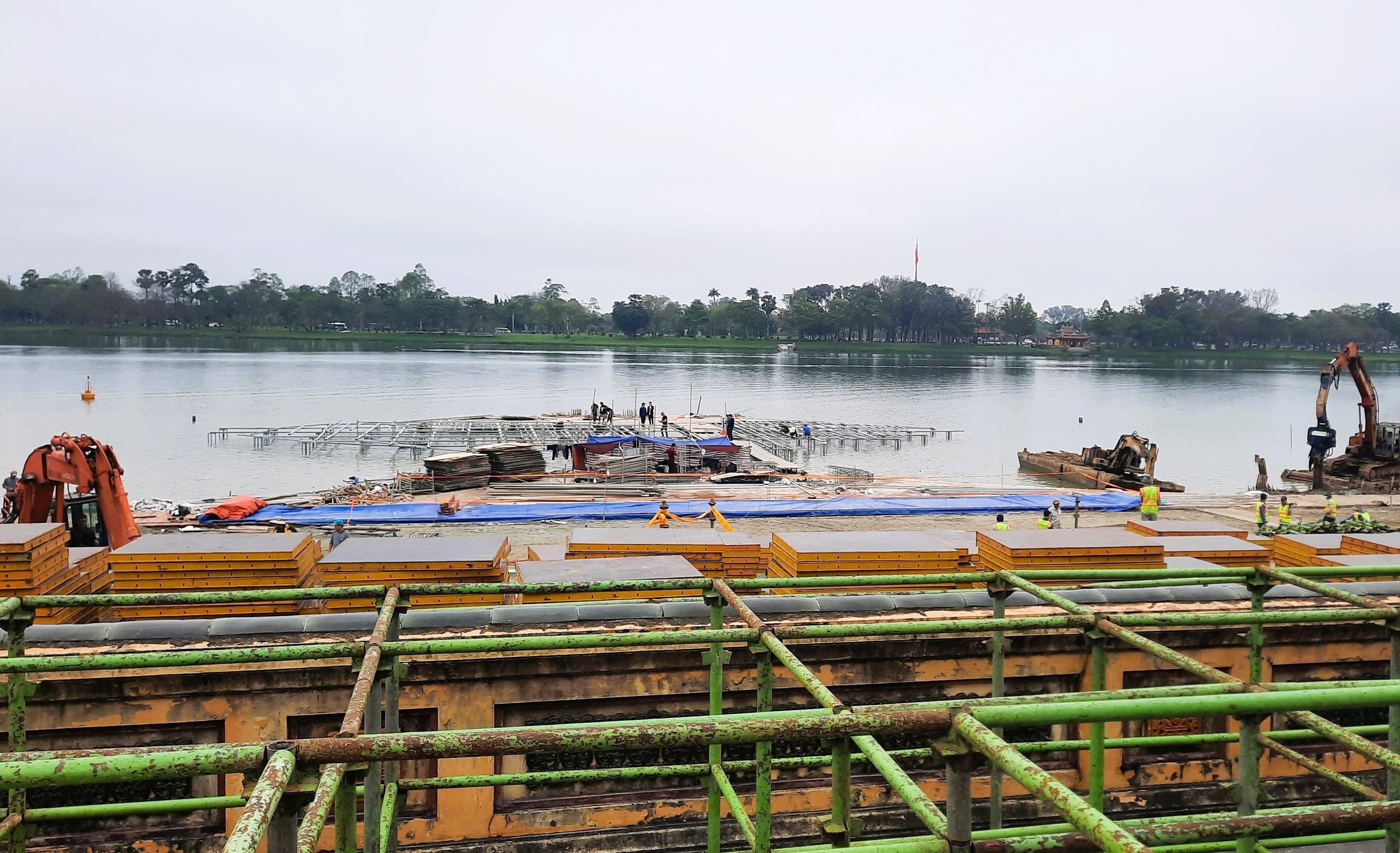 Gấp r&uacute;t thi c&ocirc;ng s&acirc;n khấu nổi tr&ecirc;n s&ocirc;ng phục vụ khai mạc Năm Du lịch quốc gia 2025- Ảnh 2.