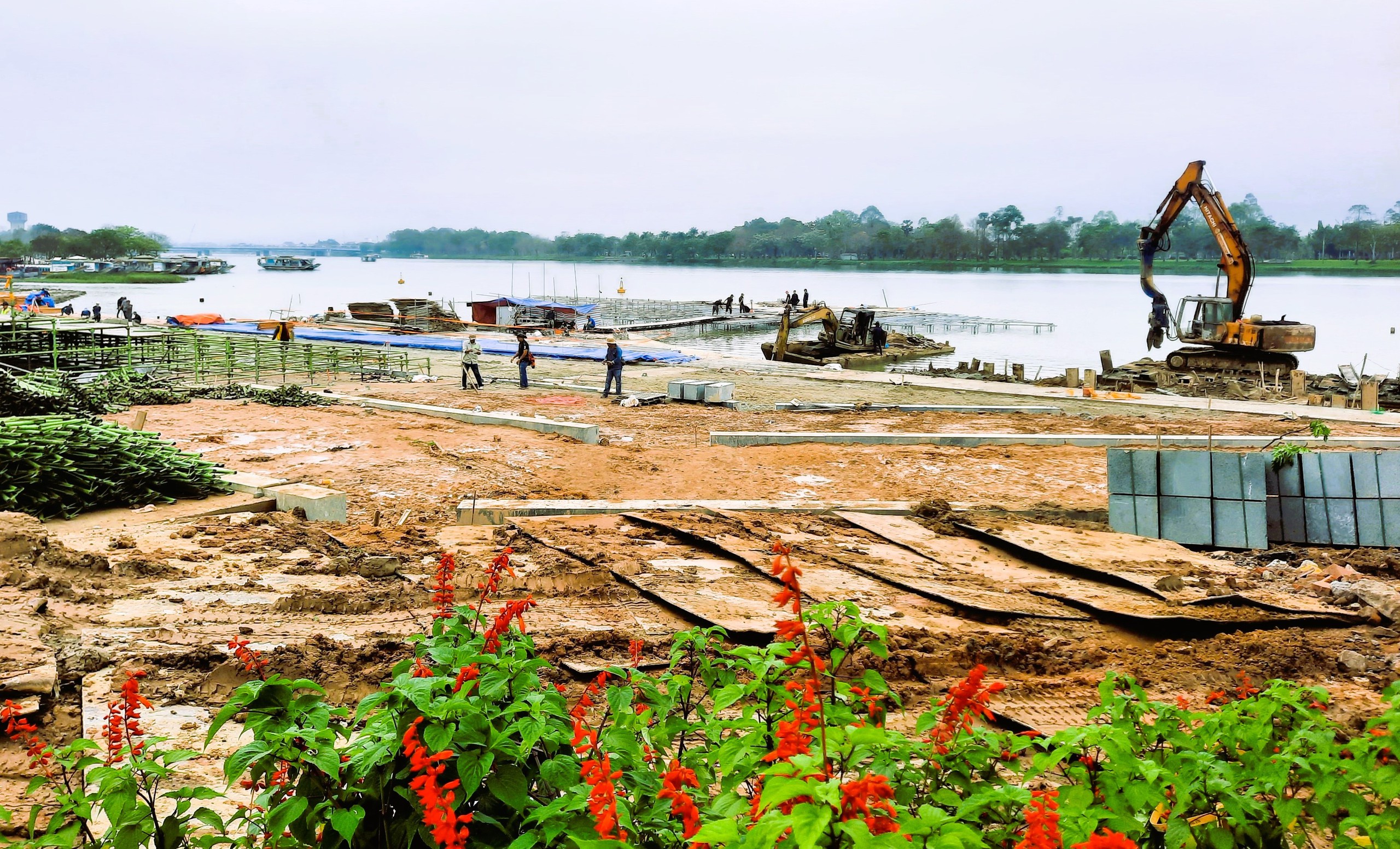 Gấp r&uacute;t thi c&ocirc;ng s&acirc;n khấu nổi tr&ecirc;n s&ocirc;ng phục vụ khai mạc Năm Du lịch quốc gia 2025- Ảnh 3.