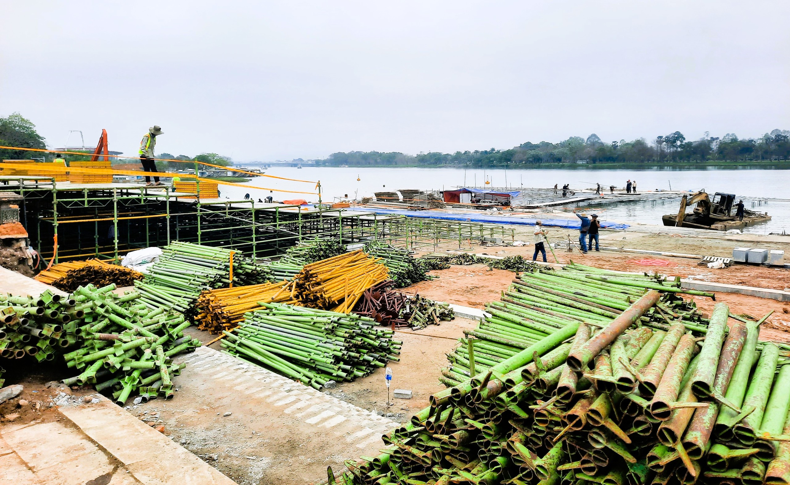 Gấp r&uacute;t thi c&ocirc;ng s&acirc;n khấu nổi tr&ecirc;n s&ocirc;ng phục vụ khai mạc Năm Du lịch quốc gia 2025- Ảnh 5.