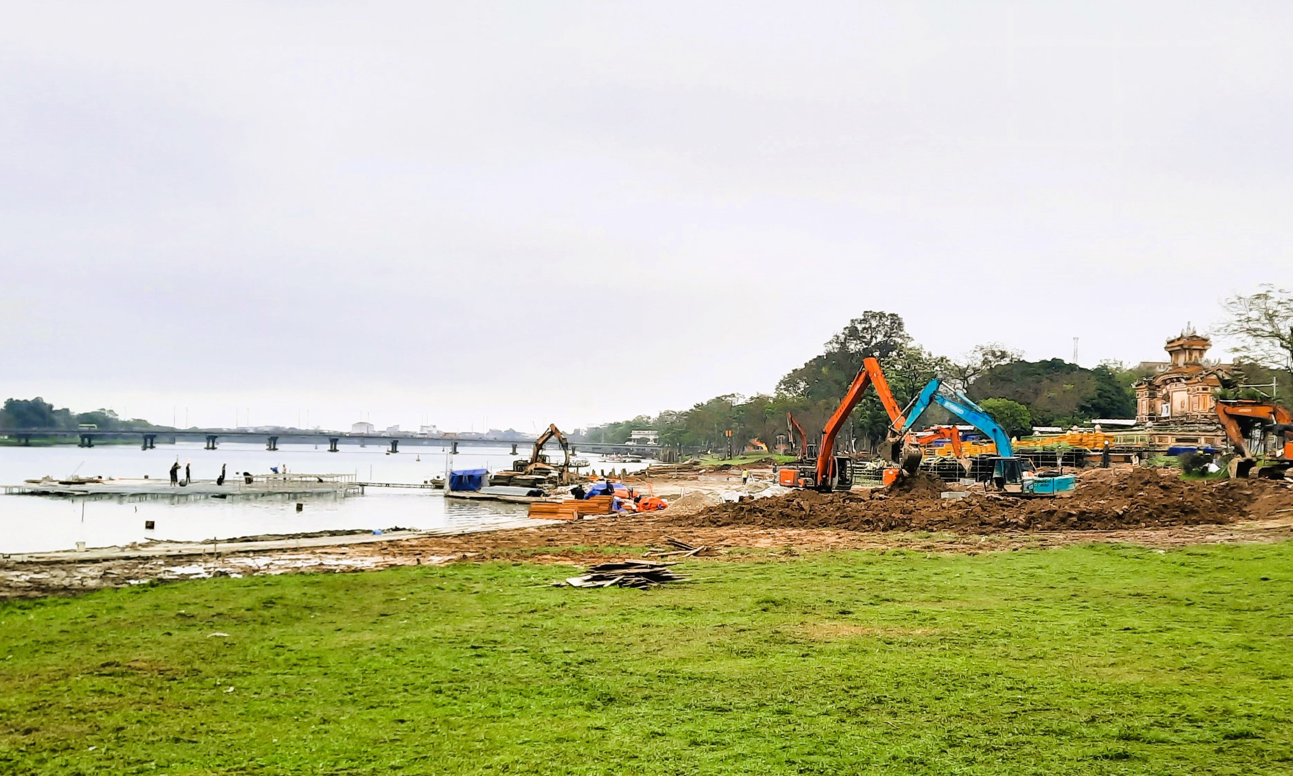 Gấp r&uacute;t thi c&ocirc;ng s&acirc;n khấu nổi tr&ecirc;n s&ocirc;ng phục vụ khai mạc Năm Du lịch quốc gia 2025- Ảnh 8.