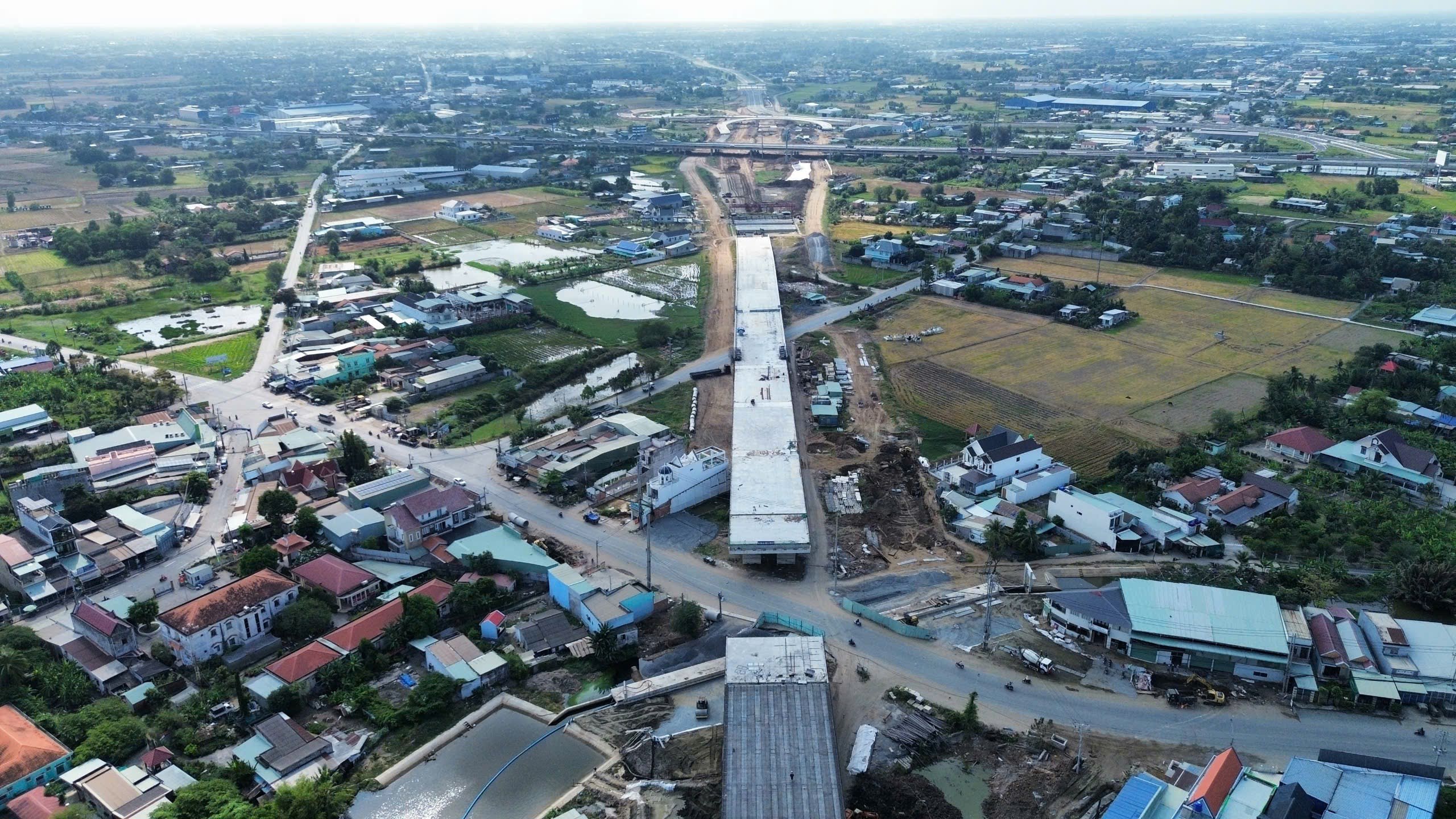 Long An: Tạm dừng lưu th&ocirc;ng qua n&uacute;t giao cầu T&acirc;n Bửu để lao lắp dầm- Ảnh 1.