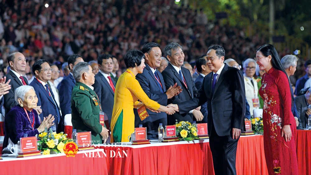 Quảng Ng&atilde;i đ&oacute;n nhận Hu&acirc;n chương Lao động hạng Nhất- Ảnh 2.