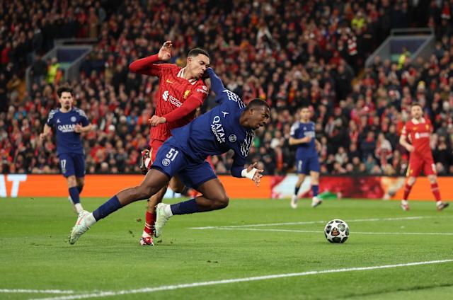 C&uacute;p C1 ch&acirc;u &Acirc;u: Liverpool bị loại cay đắng; Barca thị uy sức mạnh- Ảnh 1.