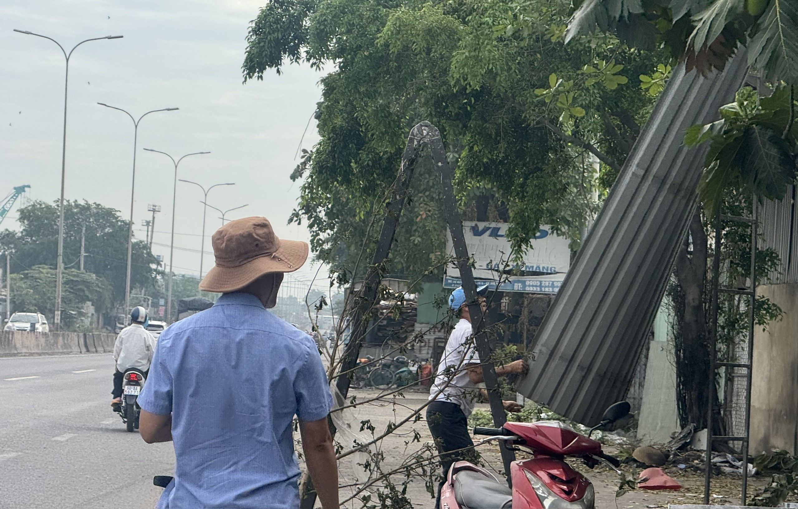 Trước giờ cưỡng chế, d&acirc;n tự dỡ nh&agrave; giao đất l&agrave;m cao tốc Bi&ecirc;n H&ograve;a- Ảnh 1.