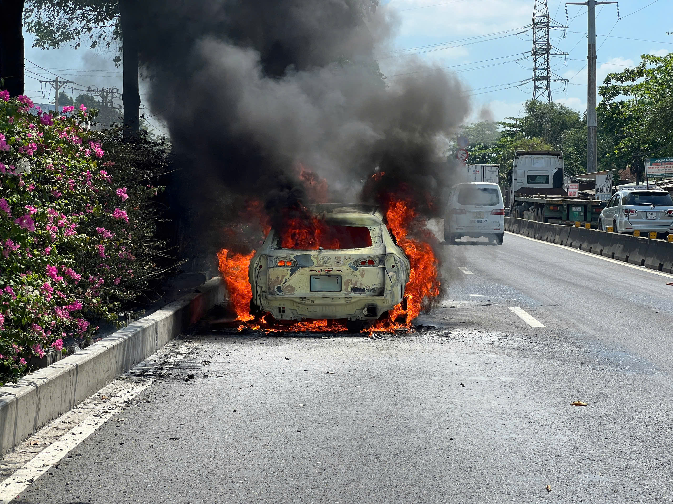 &Ocirc; t&ocirc; 7 chỗ đang di chuyển bất ngờ bốc ch&aacute;y trơ khung- Ảnh 1.
