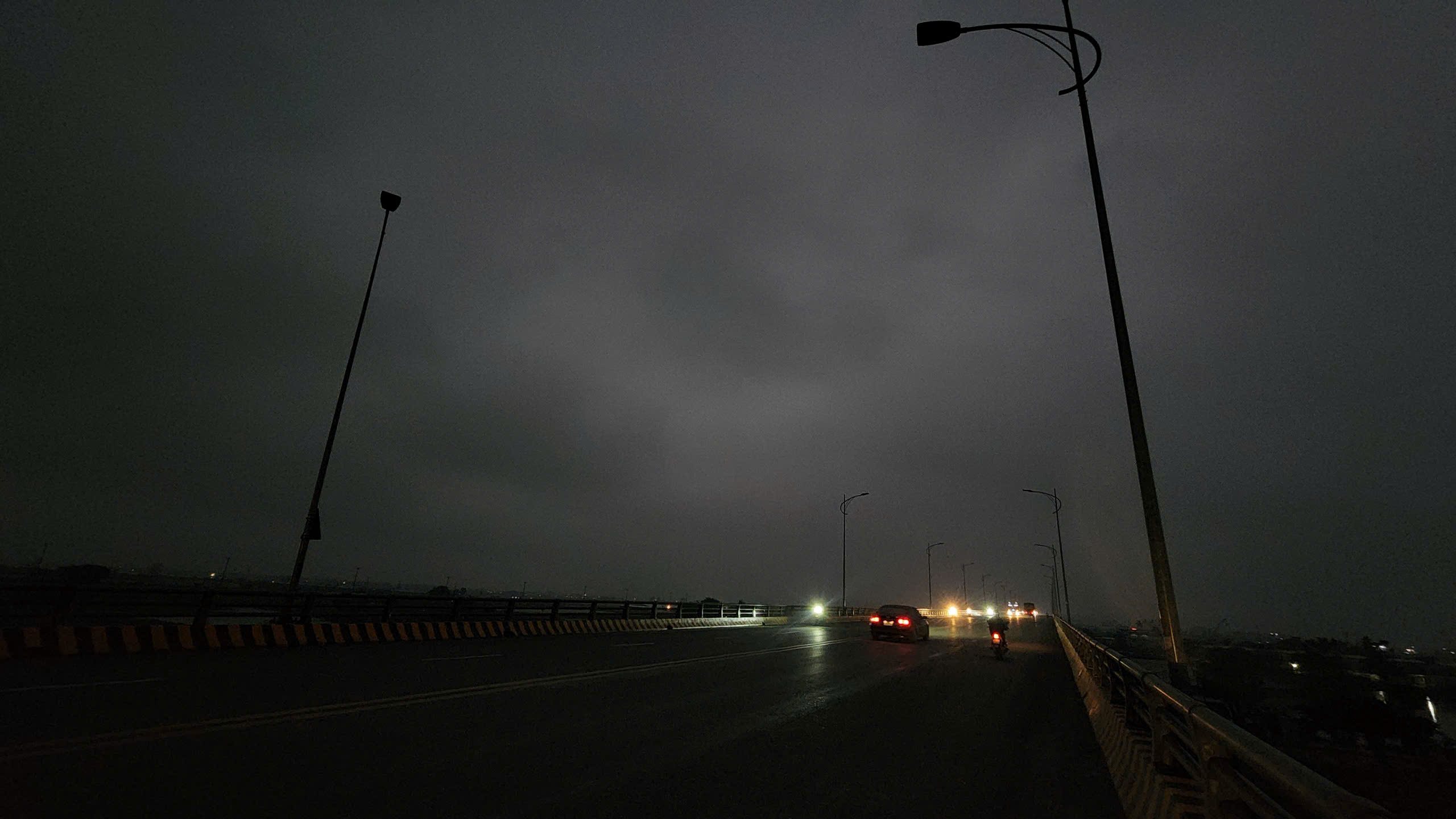 Bắc Ninh: Nguy cơ mất an to&agrave;n tr&ecirc;n cầu B&igrave;nh Than do hệ thống chiếu s&aacute;ng t&ecirc; liệt- Ảnh 12.