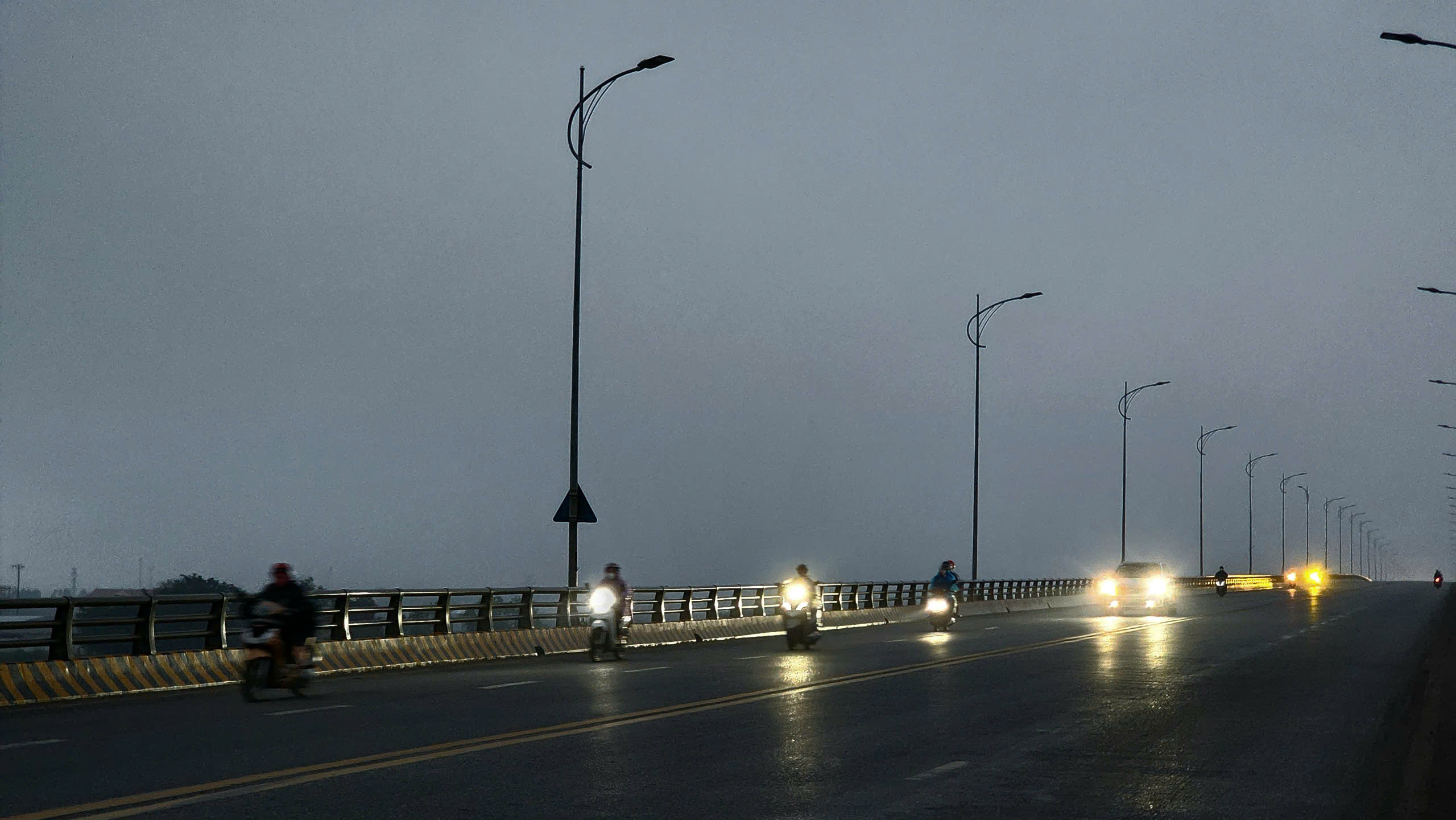 Bắc Ninh: Nguy cơ mất an to&agrave;n tr&ecirc;n cầu B&igrave;nh Than do hệ thống chiếu s&aacute;ng t&ecirc; liệt- Ảnh 14.