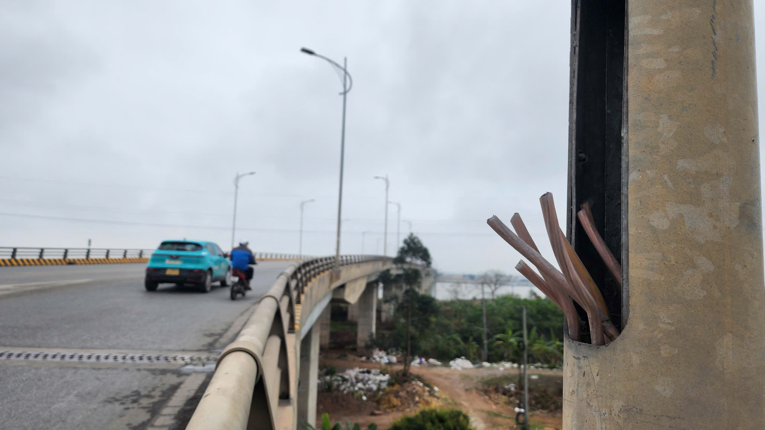 Bắc Ninh: Nguy cơ mất an to&agrave;n tr&ecirc;n cầu B&igrave;nh Than do hệ thống chiếu s&aacute;ng t&ecirc; liệt- Ảnh 15.