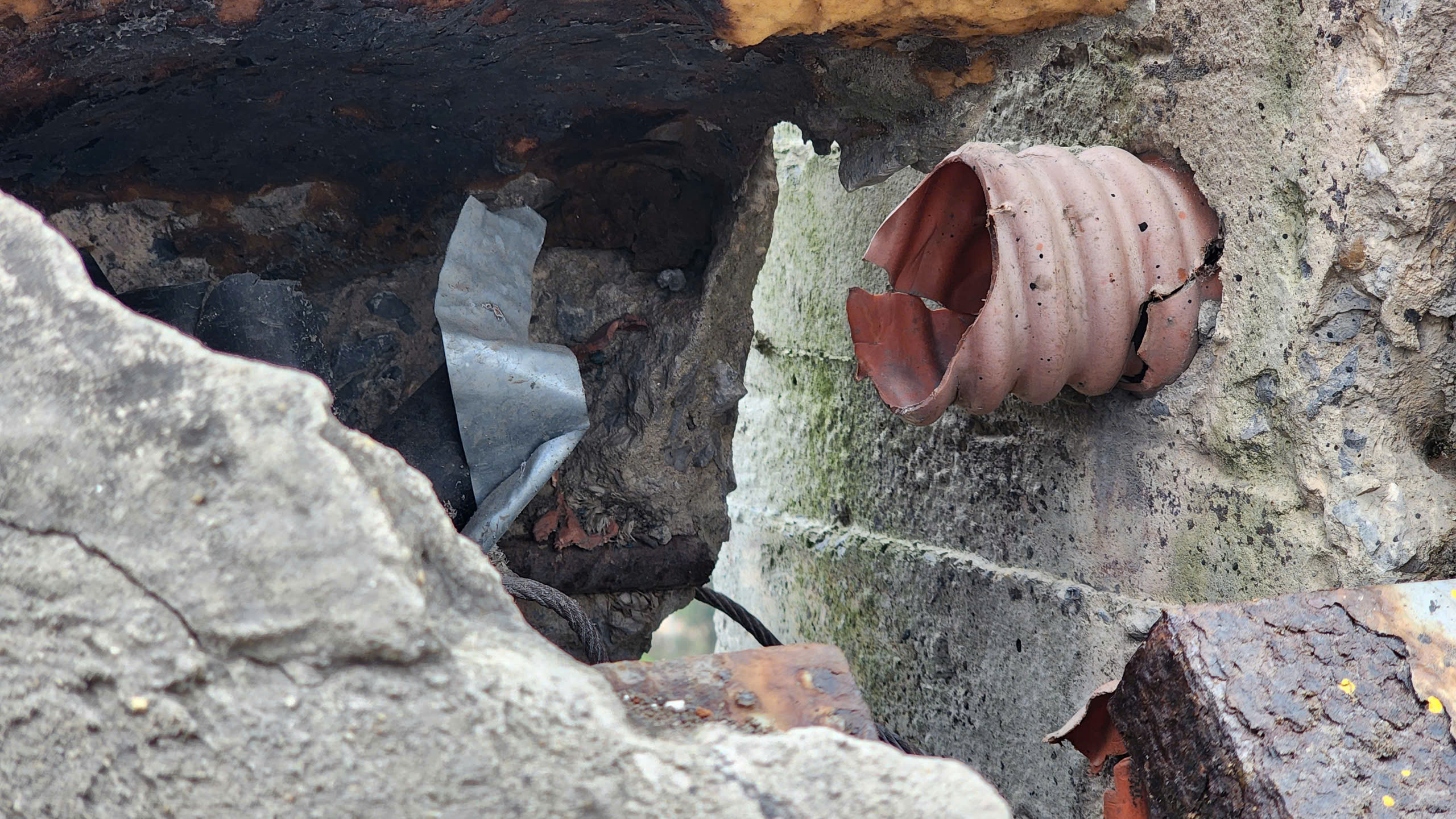 Bắc Ninh: Nguy cơ mất an to&agrave;n tr&ecirc;n cầu B&igrave;nh Than do hệ thống chiếu s&aacute;ng t&ecirc; liệt- Ảnh 17.