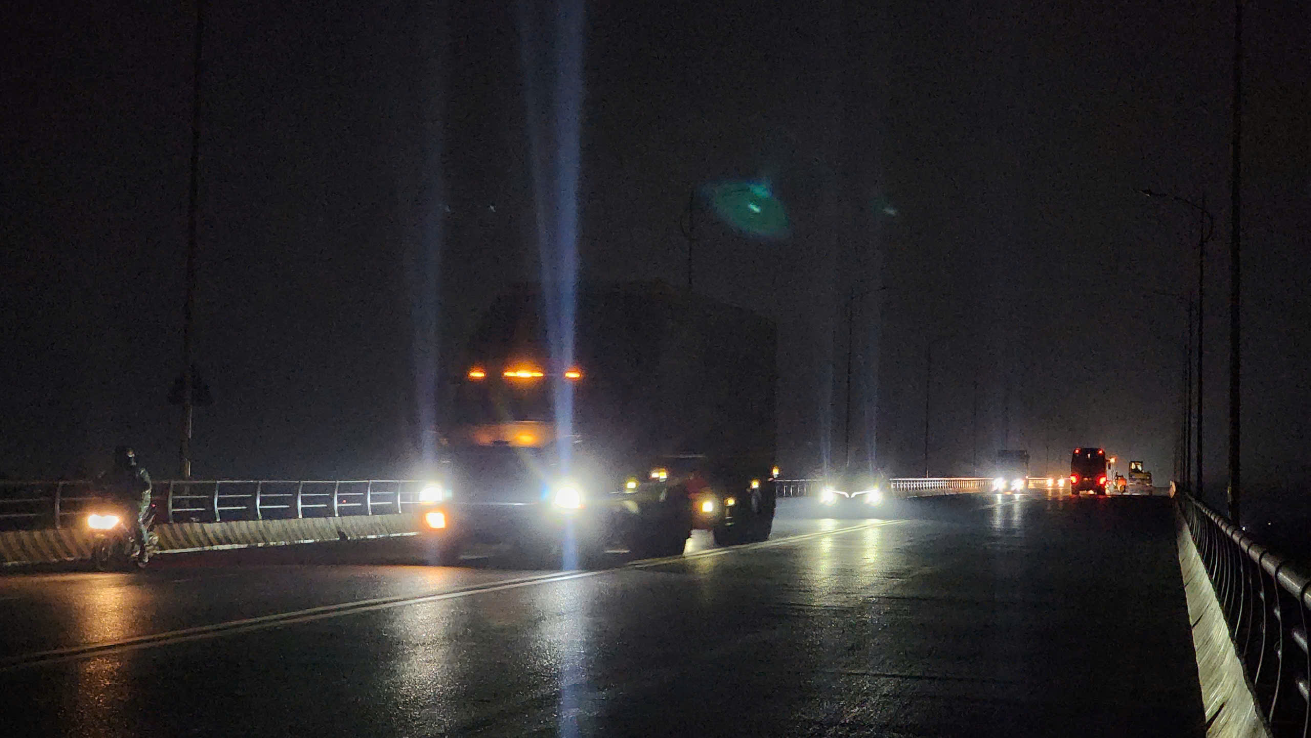 Bắc Ninh: Nguy cơ mất an to&agrave;n tr&ecirc;n cầu B&igrave;nh Than do hệ thống chiếu s&aacute;ng t&ecirc; liệt- Ảnh 2.