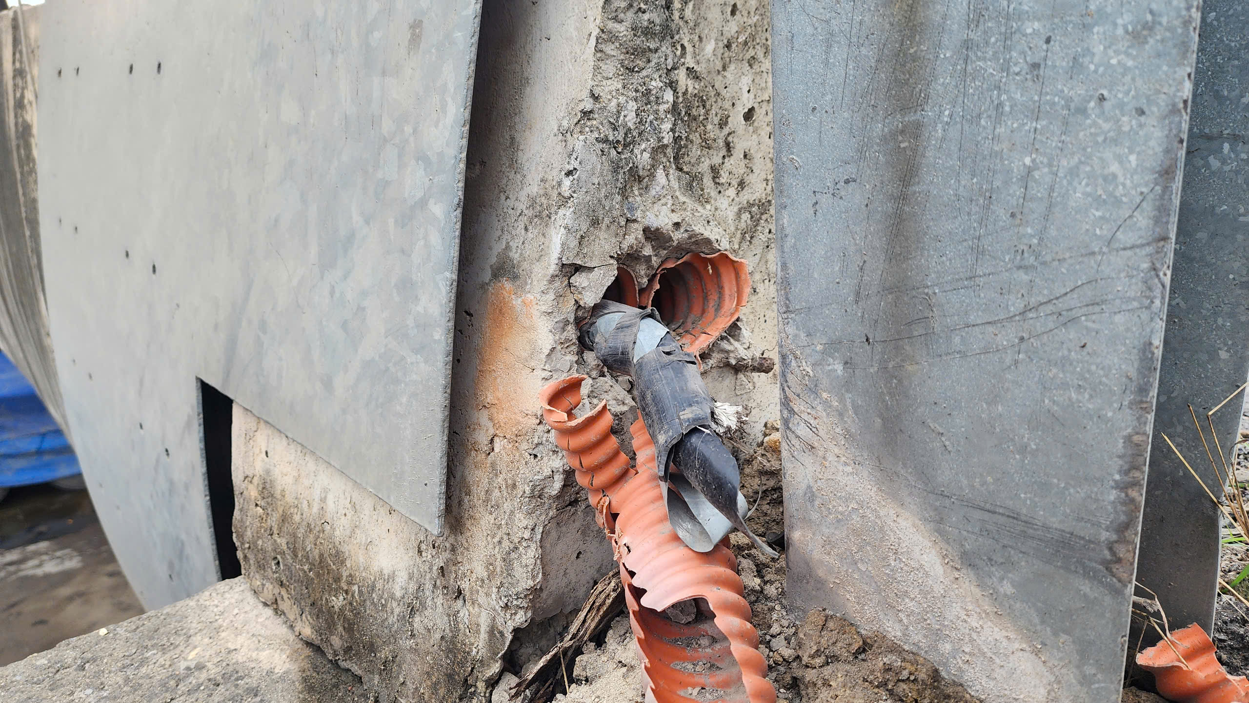 Bắc Ninh: Nguy cơ mất an to&agrave;n tr&ecirc;n cầu B&igrave;nh Than do hệ thống chiếu s&aacute;ng t&ecirc; liệt- Ảnh 21.