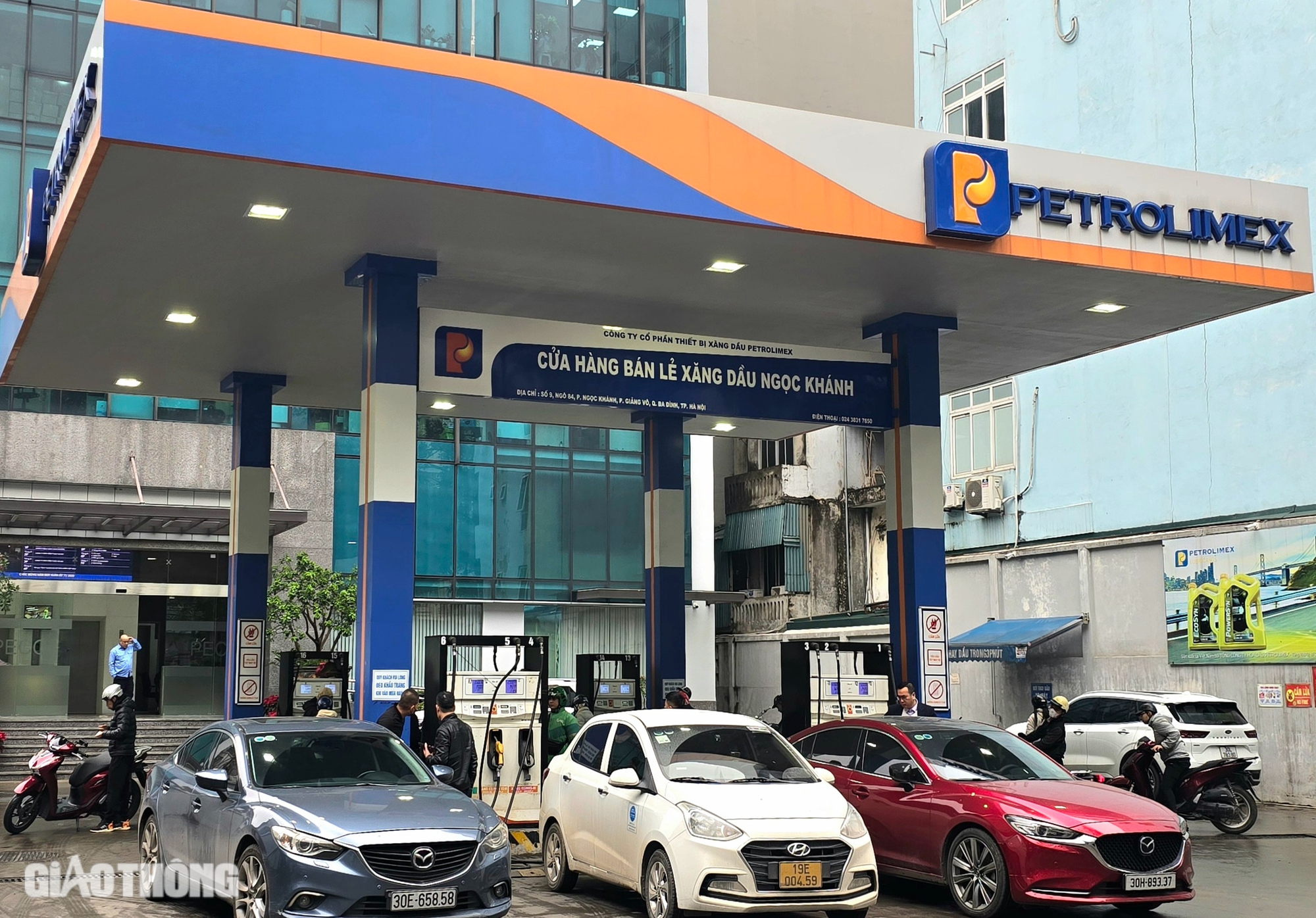 Đồng loạt giảm mạnh, gi&aacute; xăng về mức thấp nhất 3 năm qua- Ảnh 1.