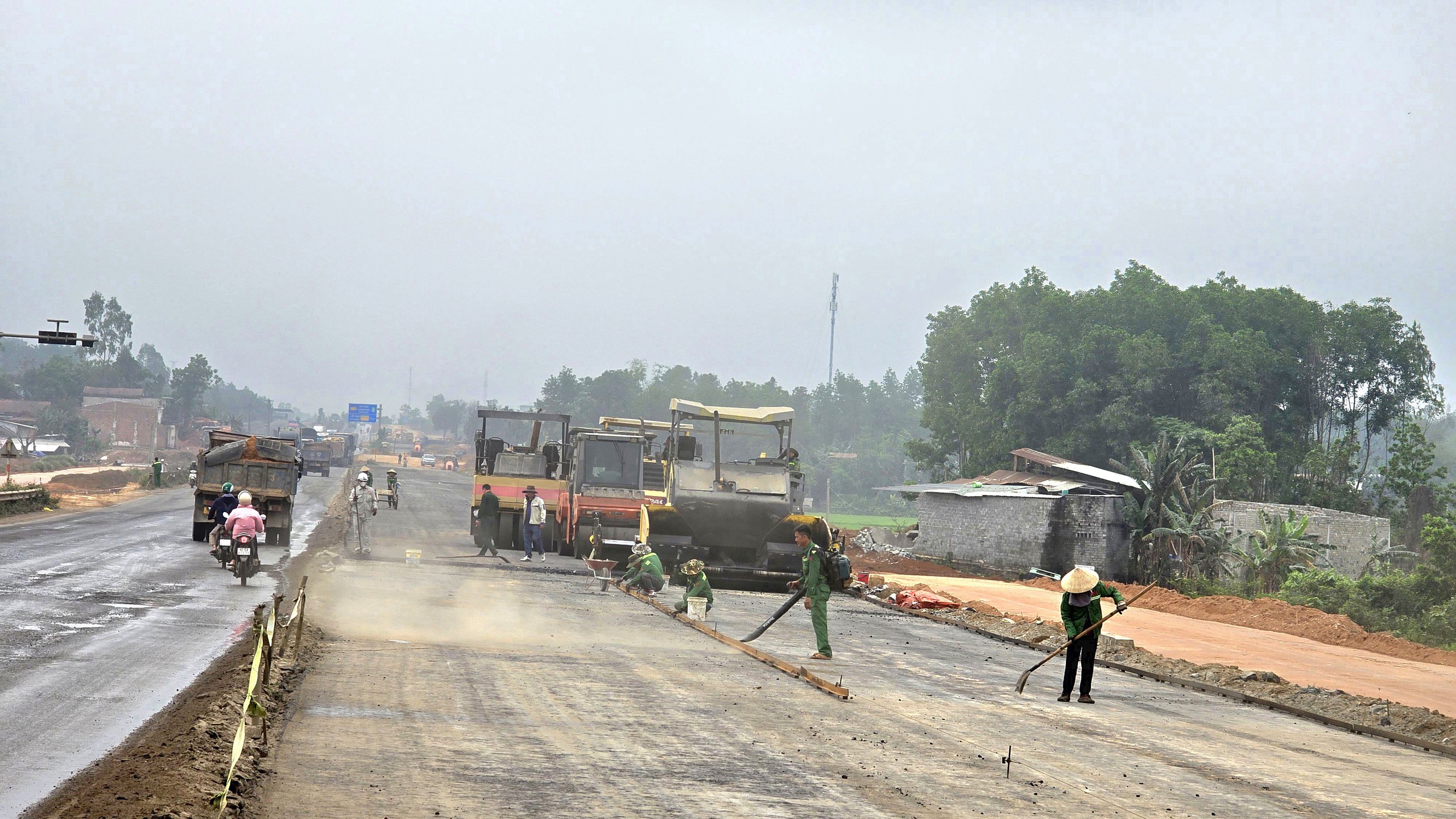 Ưu ti&ecirc;n nguồn đ&aacute;, giải quyết dứt điểm mặt bằng đường gom cao tốc H&ograve;a Li&ecirc;n - T&uacute;y Loan- Ảnh 2.