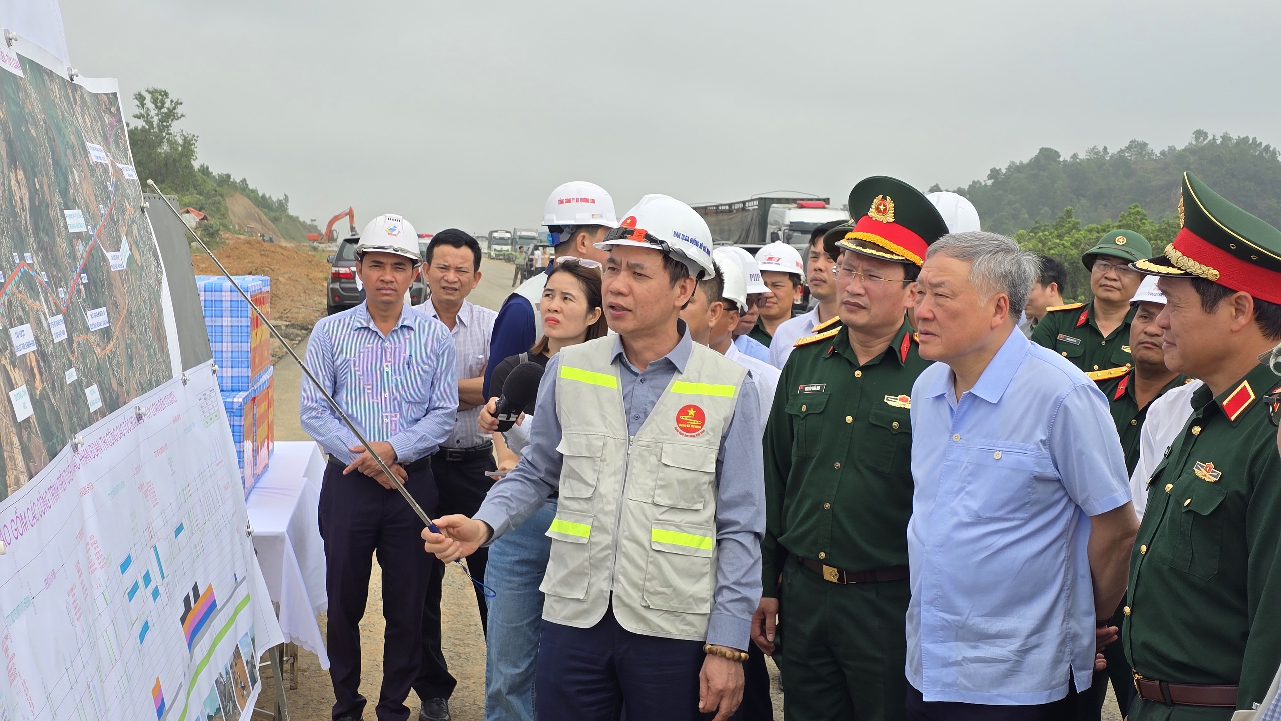 Ưu ti&ecirc;n nguồn đ&aacute;, giải quyết dứt điểm mặt bằng đường gom cao tốc H&ograve;a Li&ecirc;n - T&uacute;y Loan- Ảnh 1.