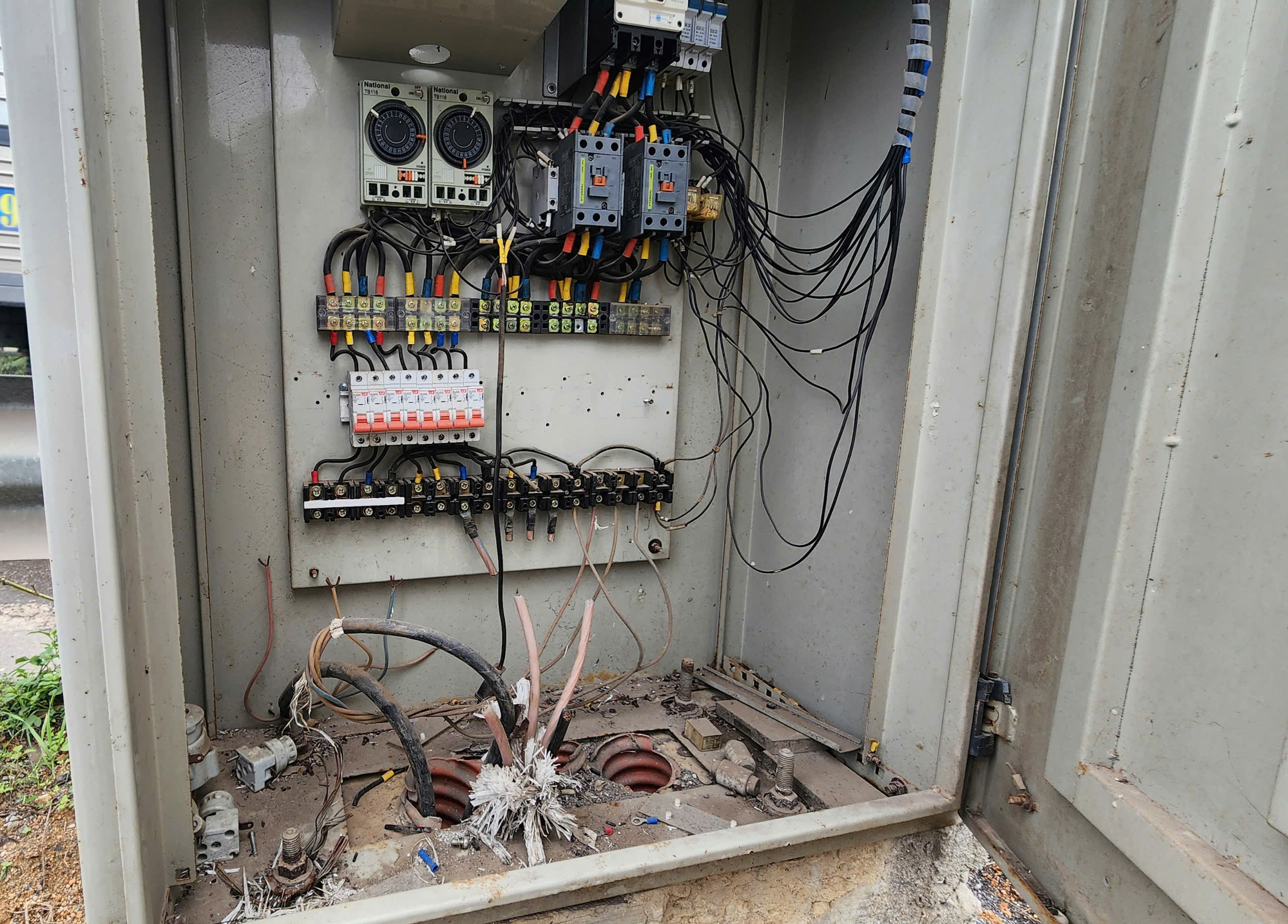 Bắc Ninh: Nguy cơ mất an to&agrave;n tr&ecirc;n cầu B&igrave;nh Than do hệ thống chiếu s&aacute;ng t&ecirc; liệt- Ảnh 24.