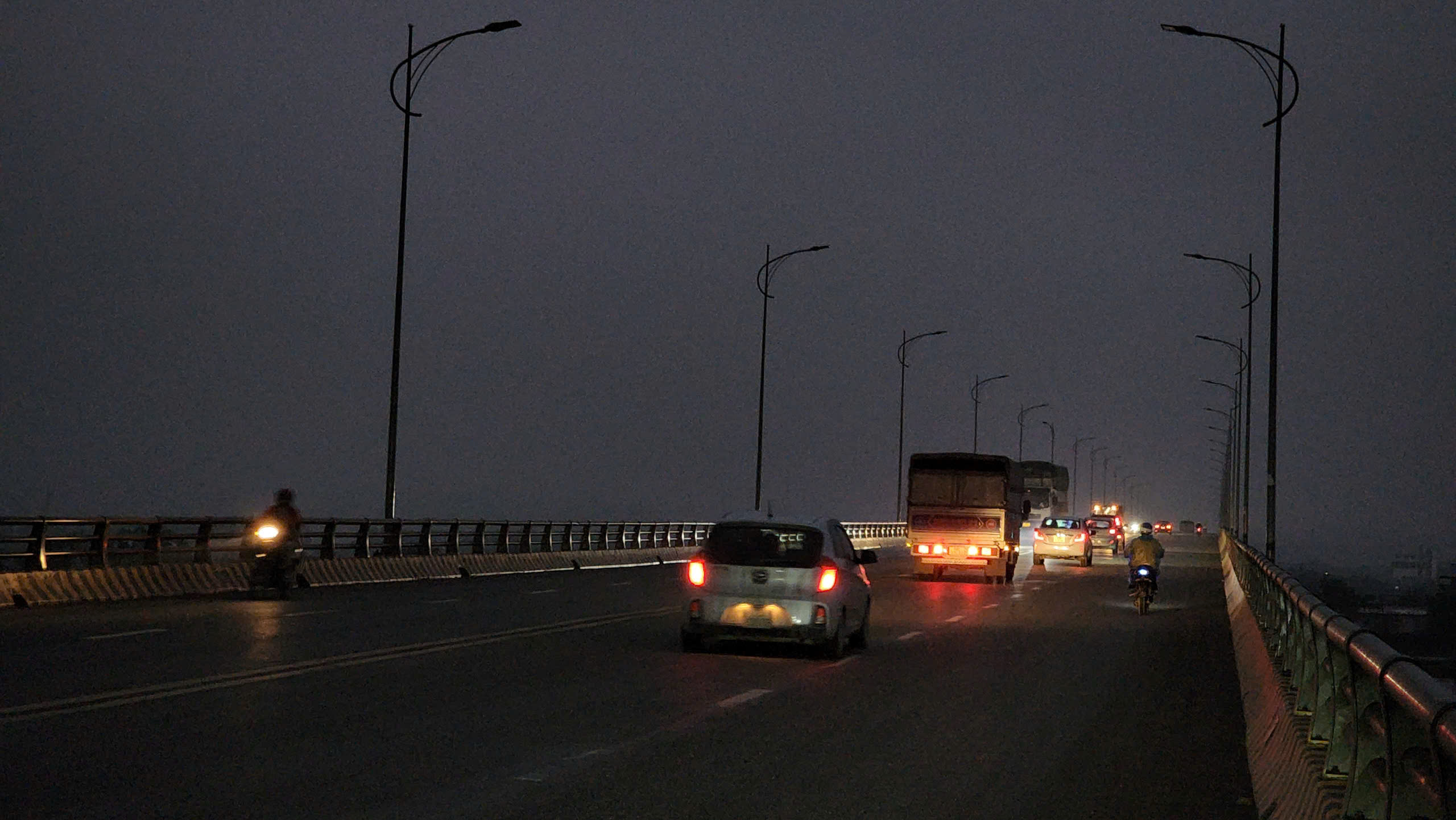 Bắc Ninh: Nguy cơ mất an to&agrave;n tr&ecirc;n cầu B&igrave;nh Than do hệ thống chiếu s&aacute;ng t&ecirc; liệt- Ảnh 28.